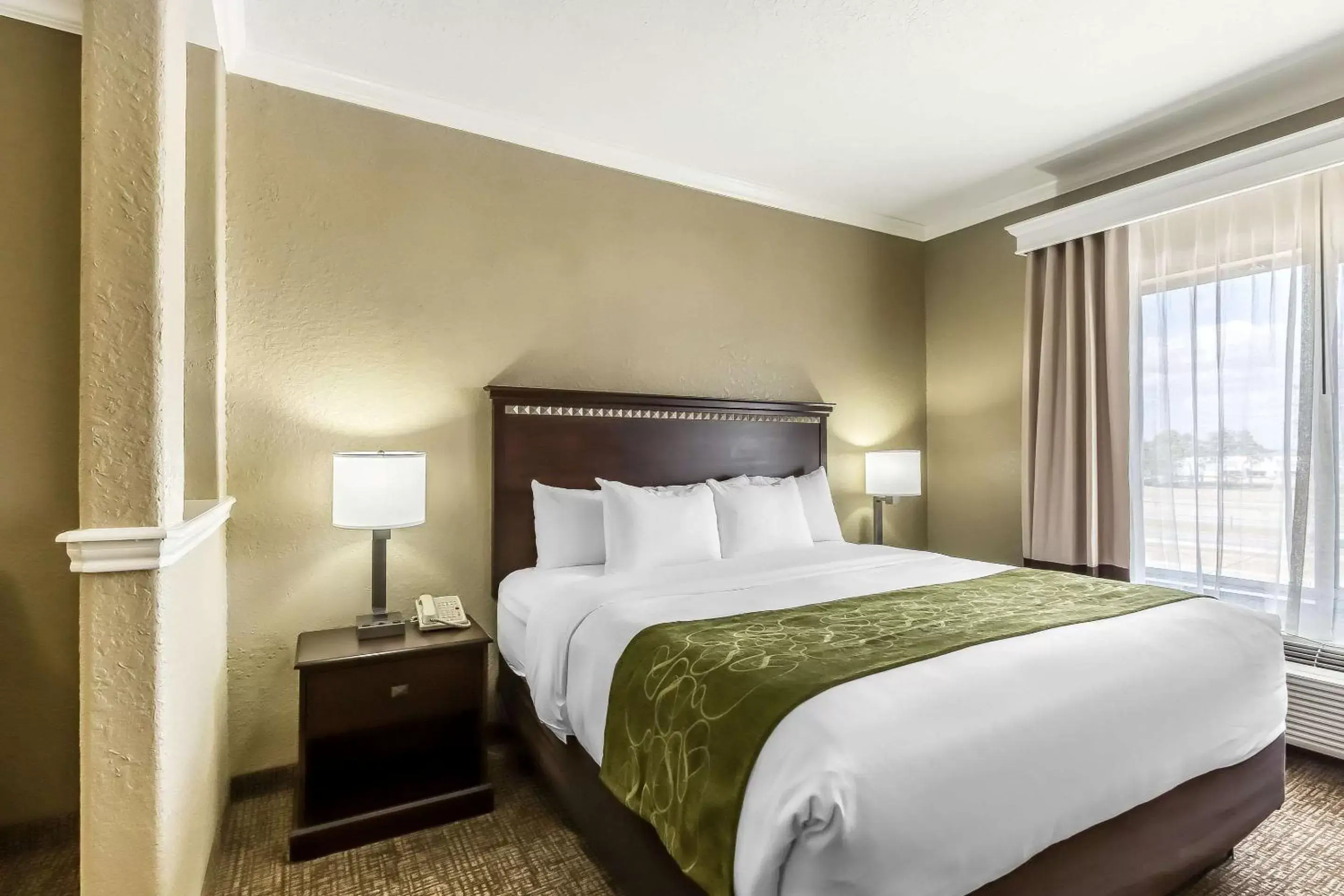 Photo of the whole room, Bed in Comfort Suites Houston IAH Airport - Beltway 8