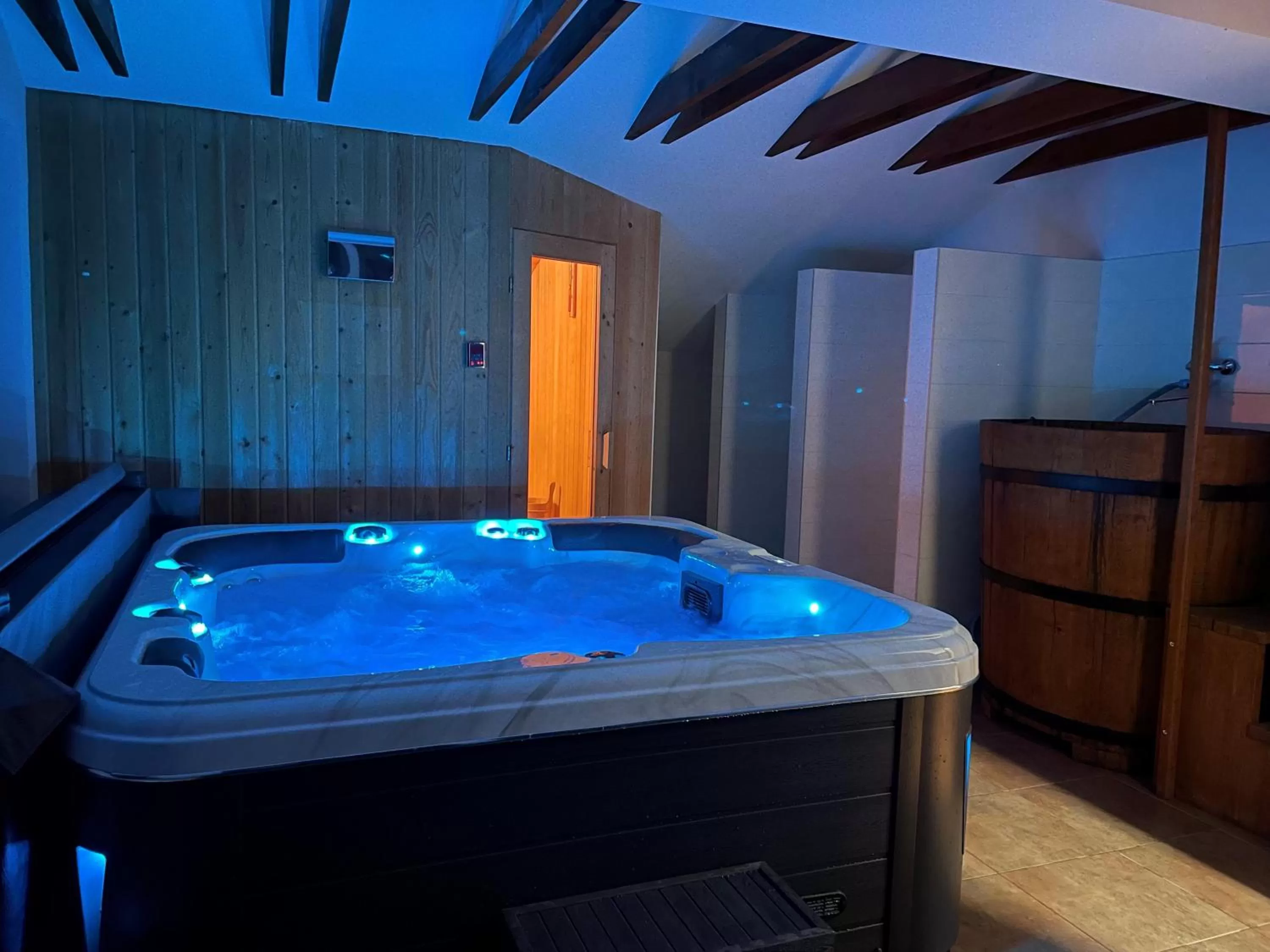 Hot Tub in Mountain-Rest Pension