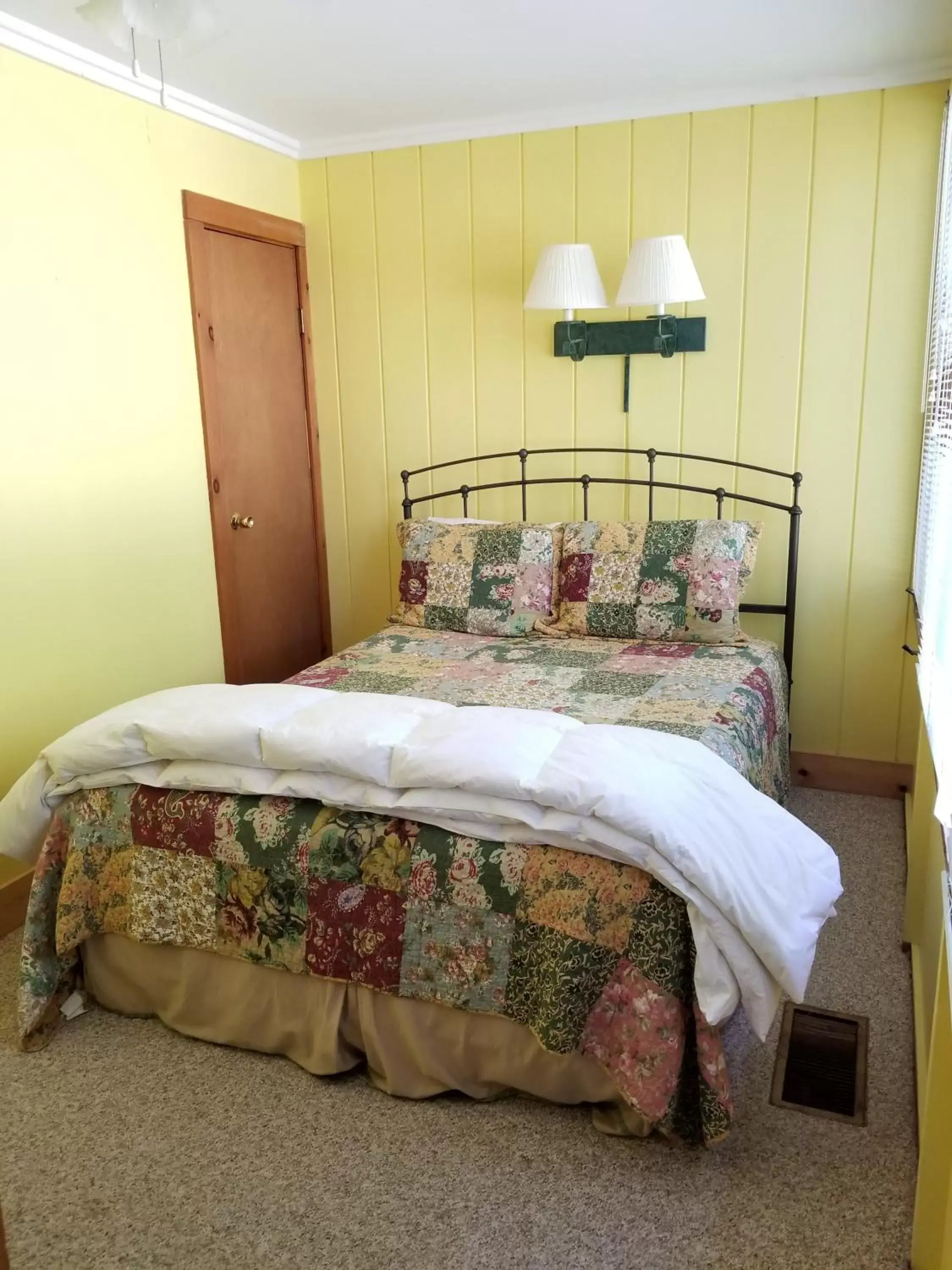 Bedroom, Bed in Trails End Inn