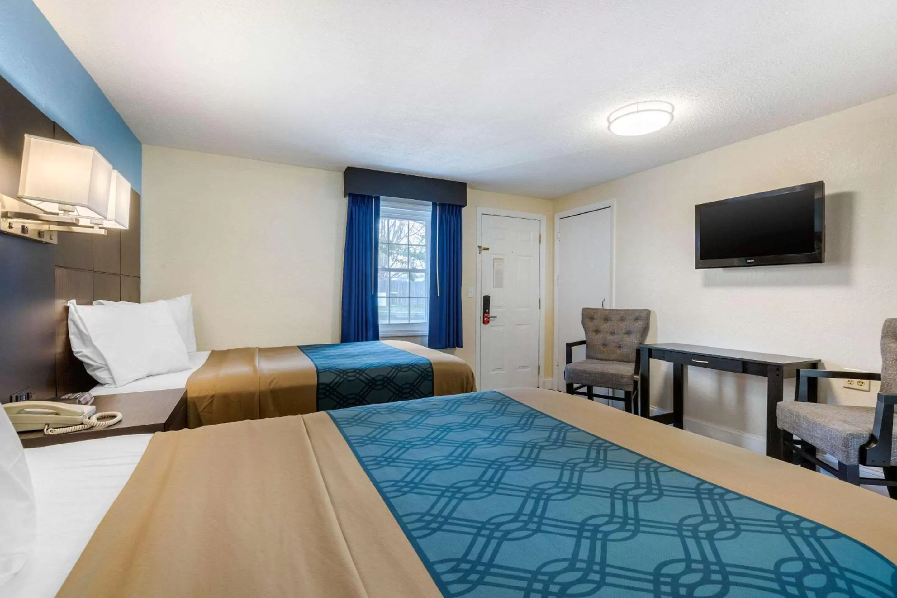 Photo of the whole room, Bed in Econo Lodge West Yarmouth on Cape Cod