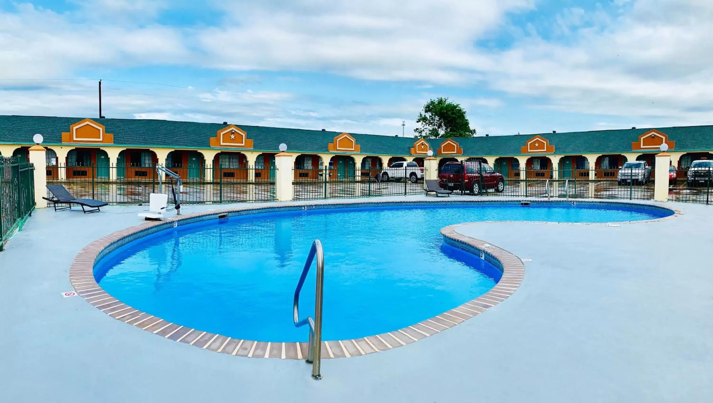 Swimming Pool in Executive Inn Hondo