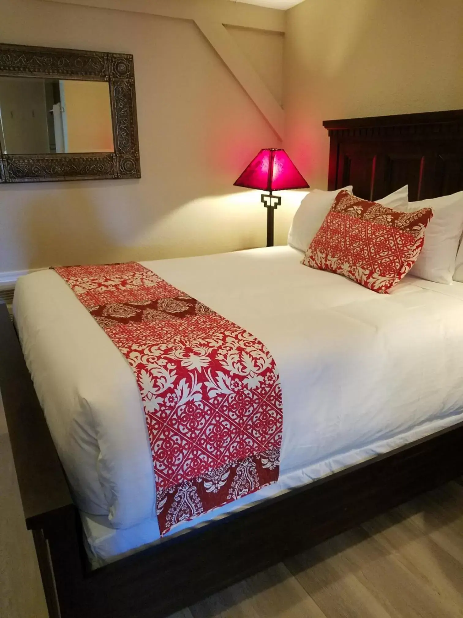 Bed in Lantern Light Inn - Romantic Getaway