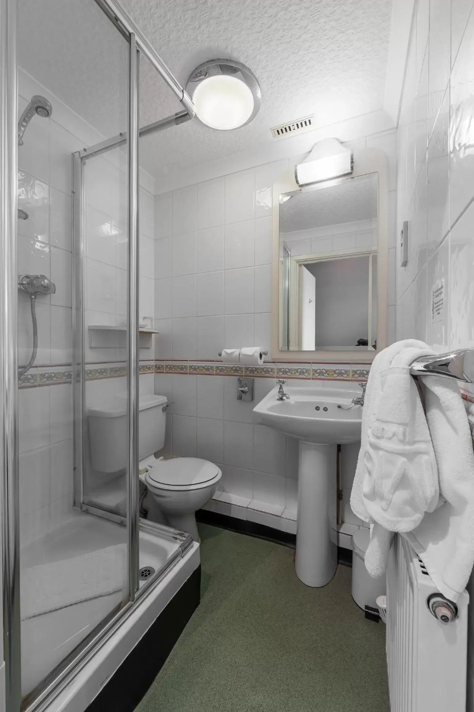 Bathroom in Muthu Westcliff Hotel (Near London Southend Airport)