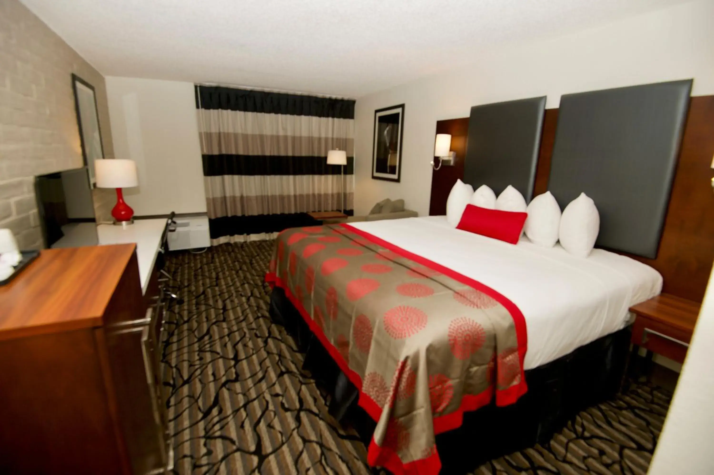 King Room with Bath Tub - Mobility/Hearing Accessible - Non-Smoking in Ramada by Wyndham Austin South