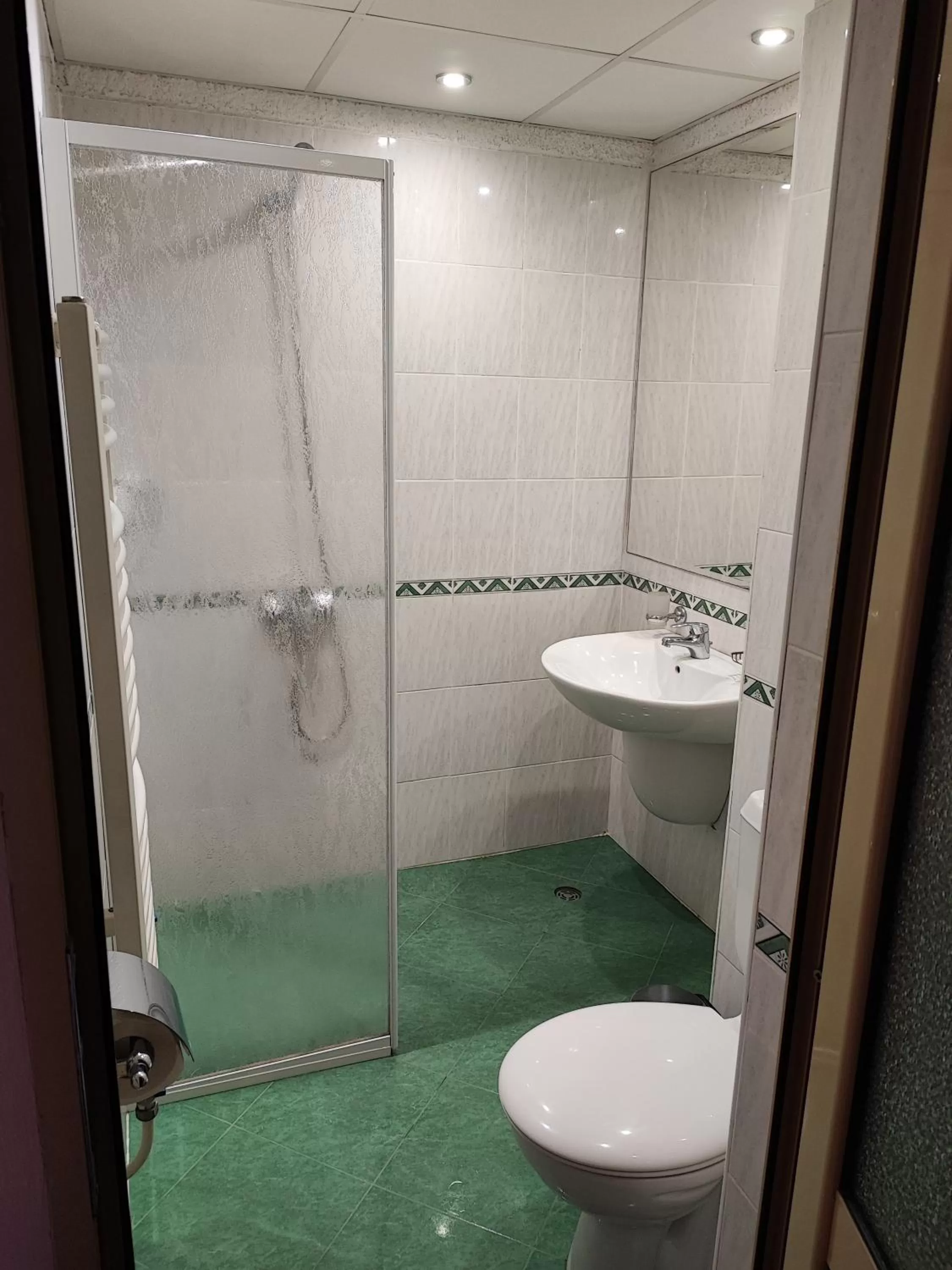 Bathroom in Hotel Akord - Free Parking & Metro Access