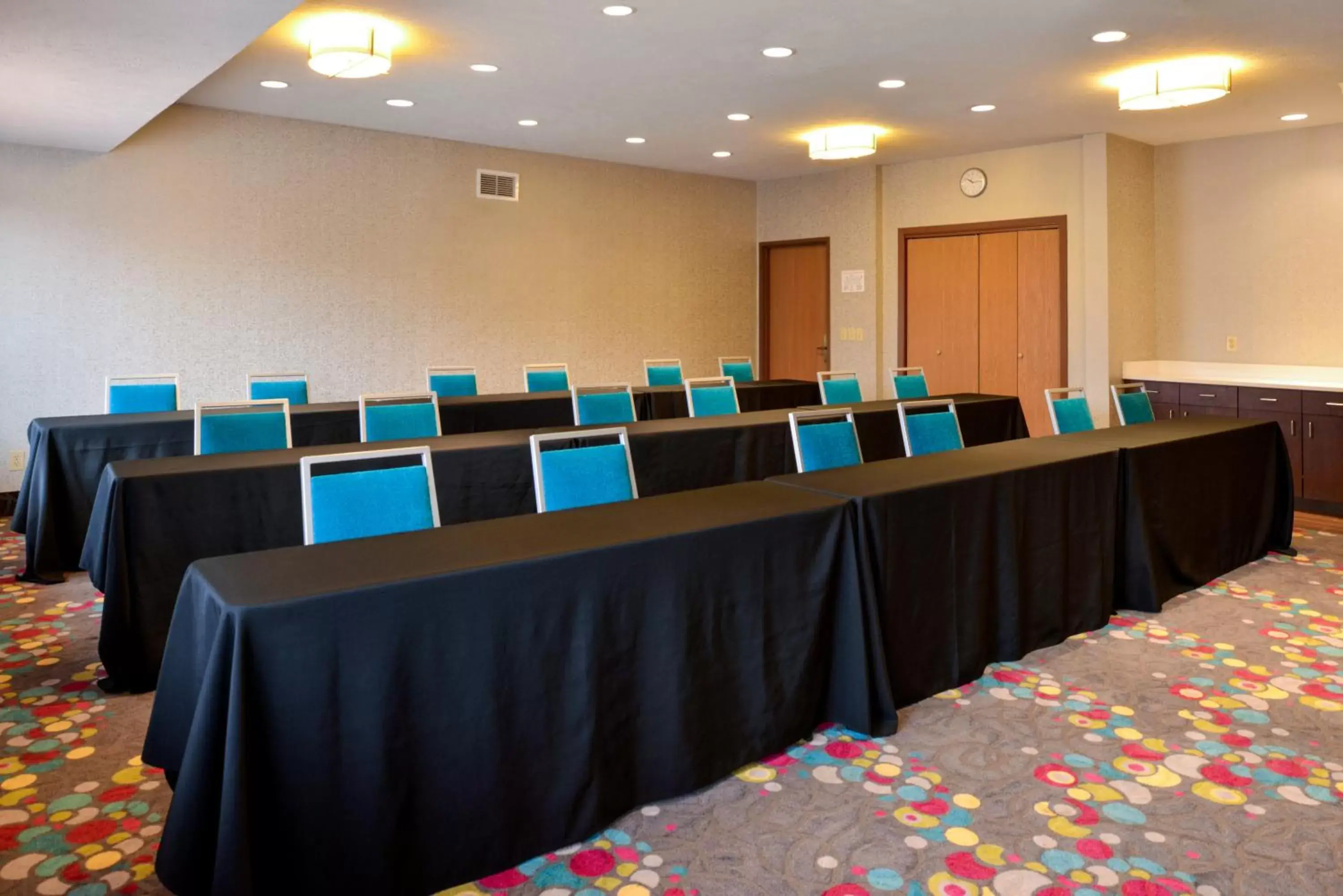 Meeting/conference room in Holiday Inn Express Hotel & Suites Omaha West, an IHG Hotel