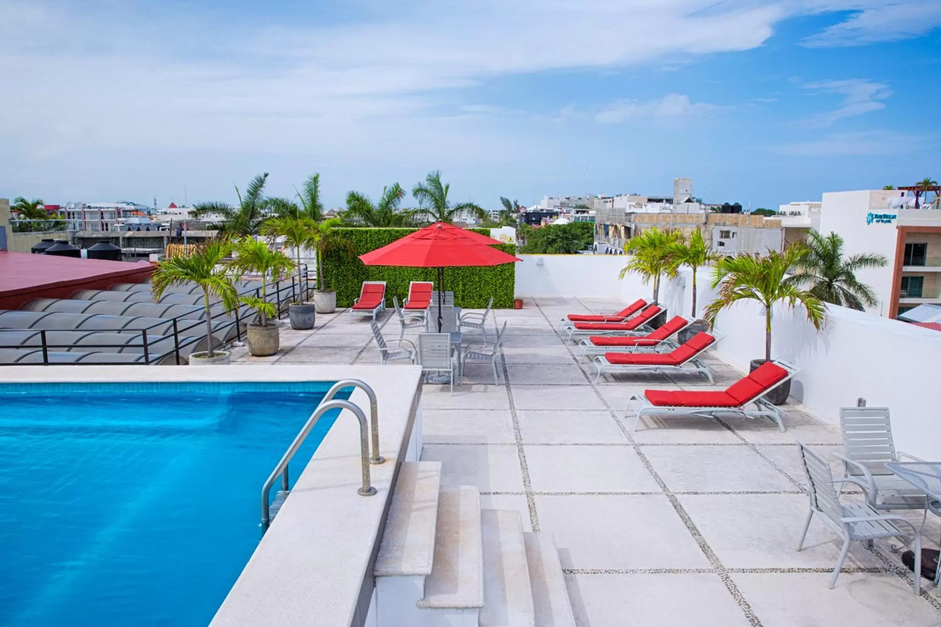 Swimming Pool in Hotel Los Itzaes by 5th av