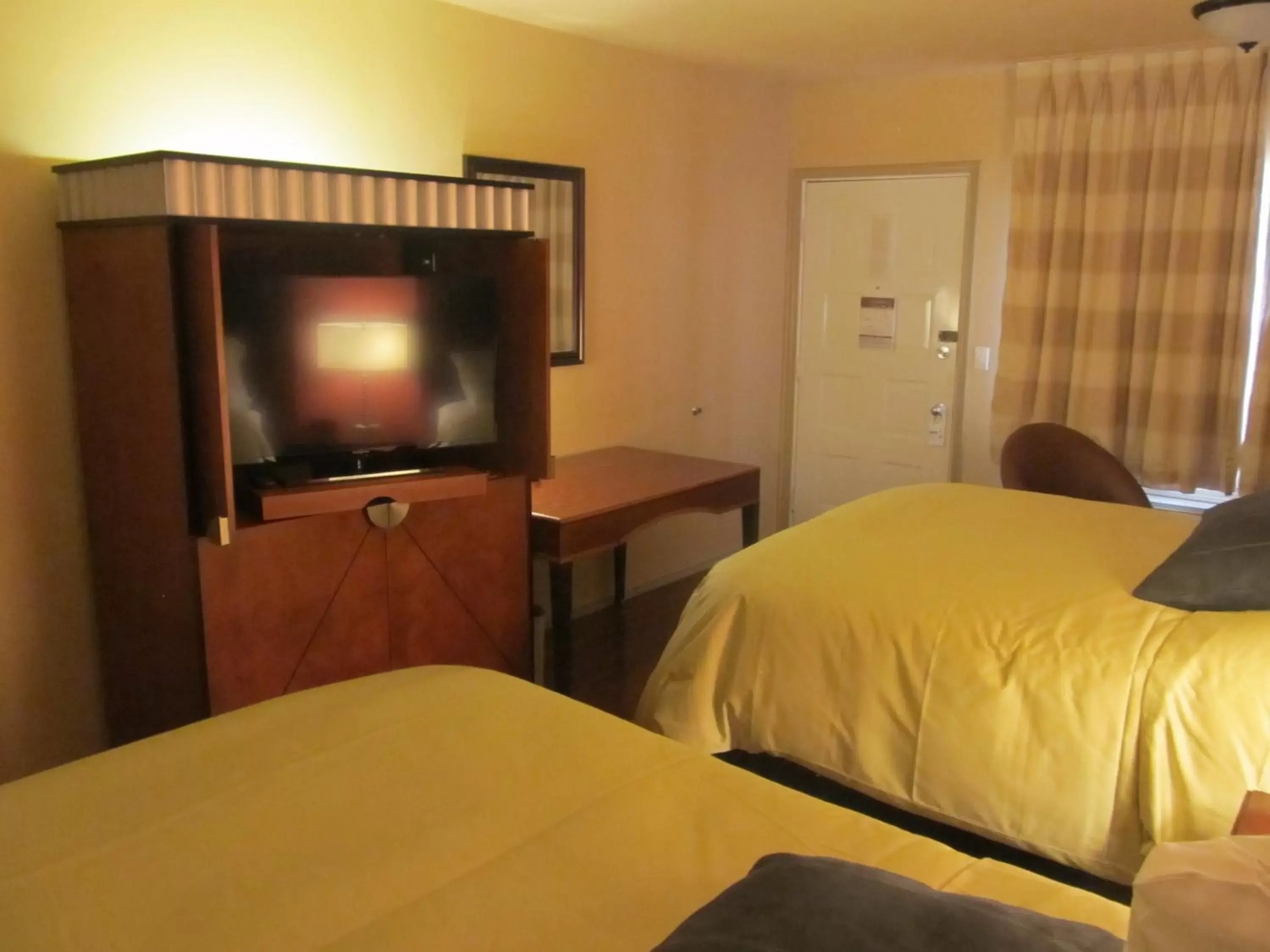 Bedroom, TV/Entertainment Center in Matterhorn Inn Ouray