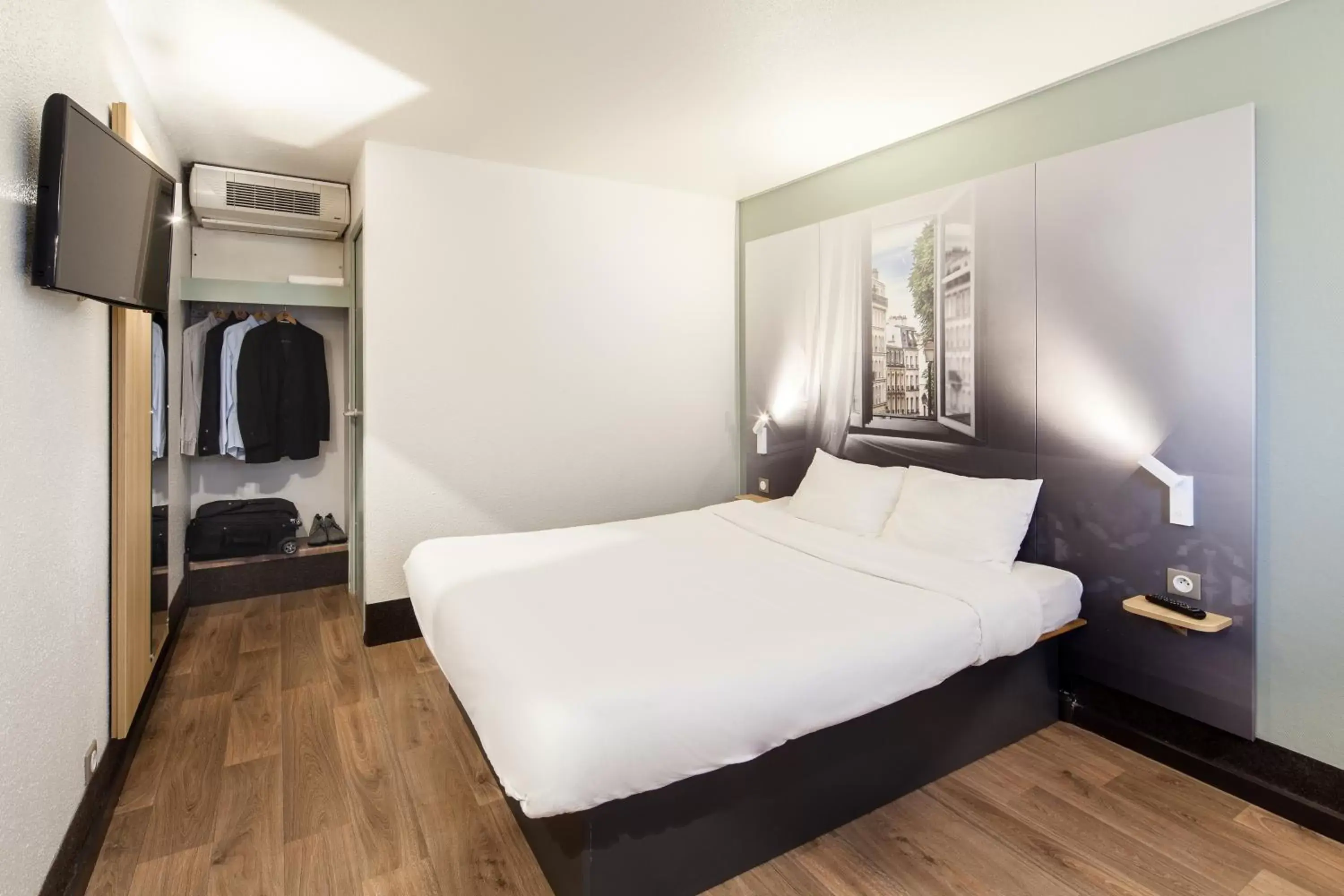 Bedroom, Bed in B&B HOTEL La Queue En Brie