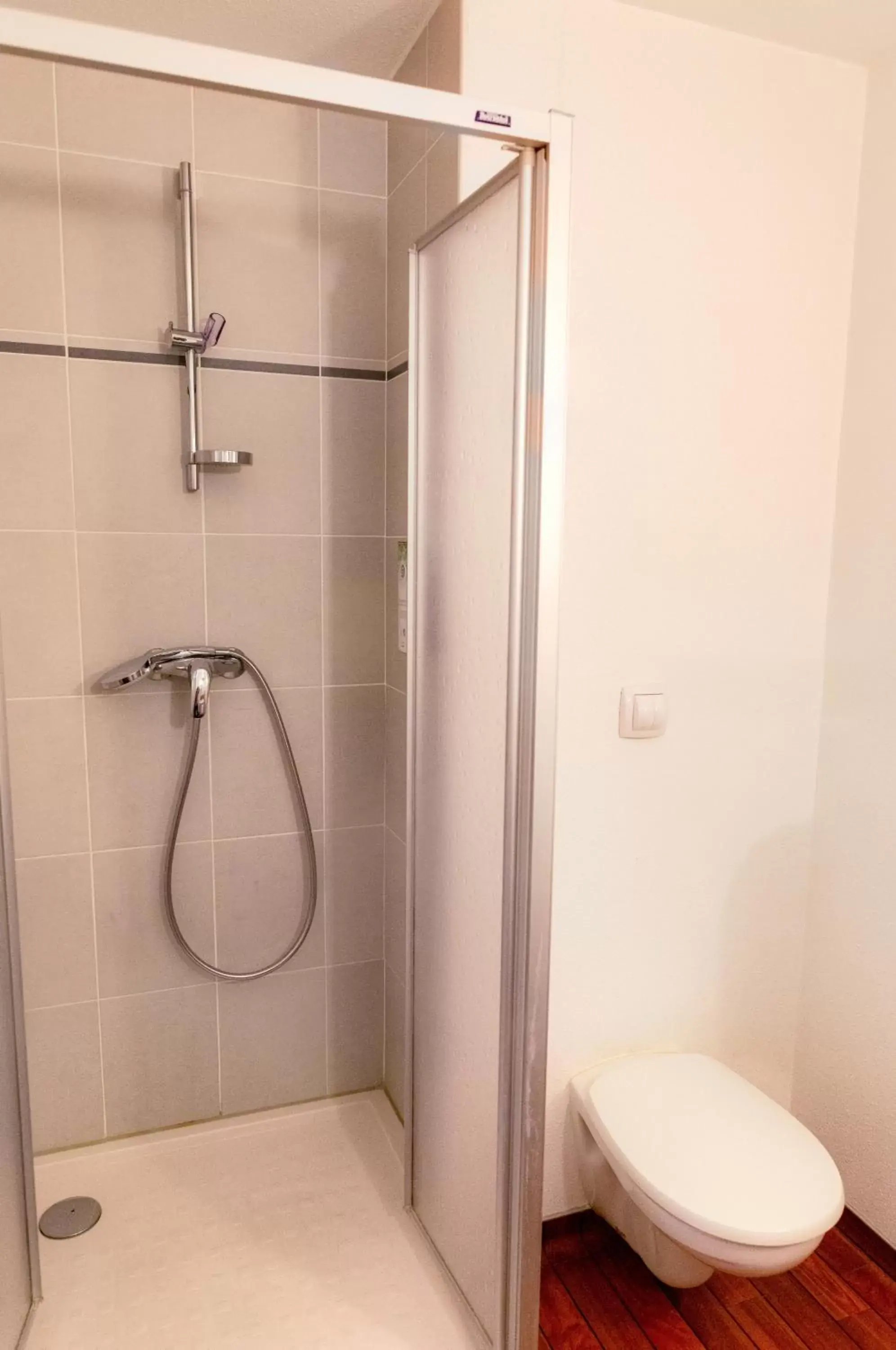 Shower, Bathroom in Kyriad Quimper - Pont-l'Abbé