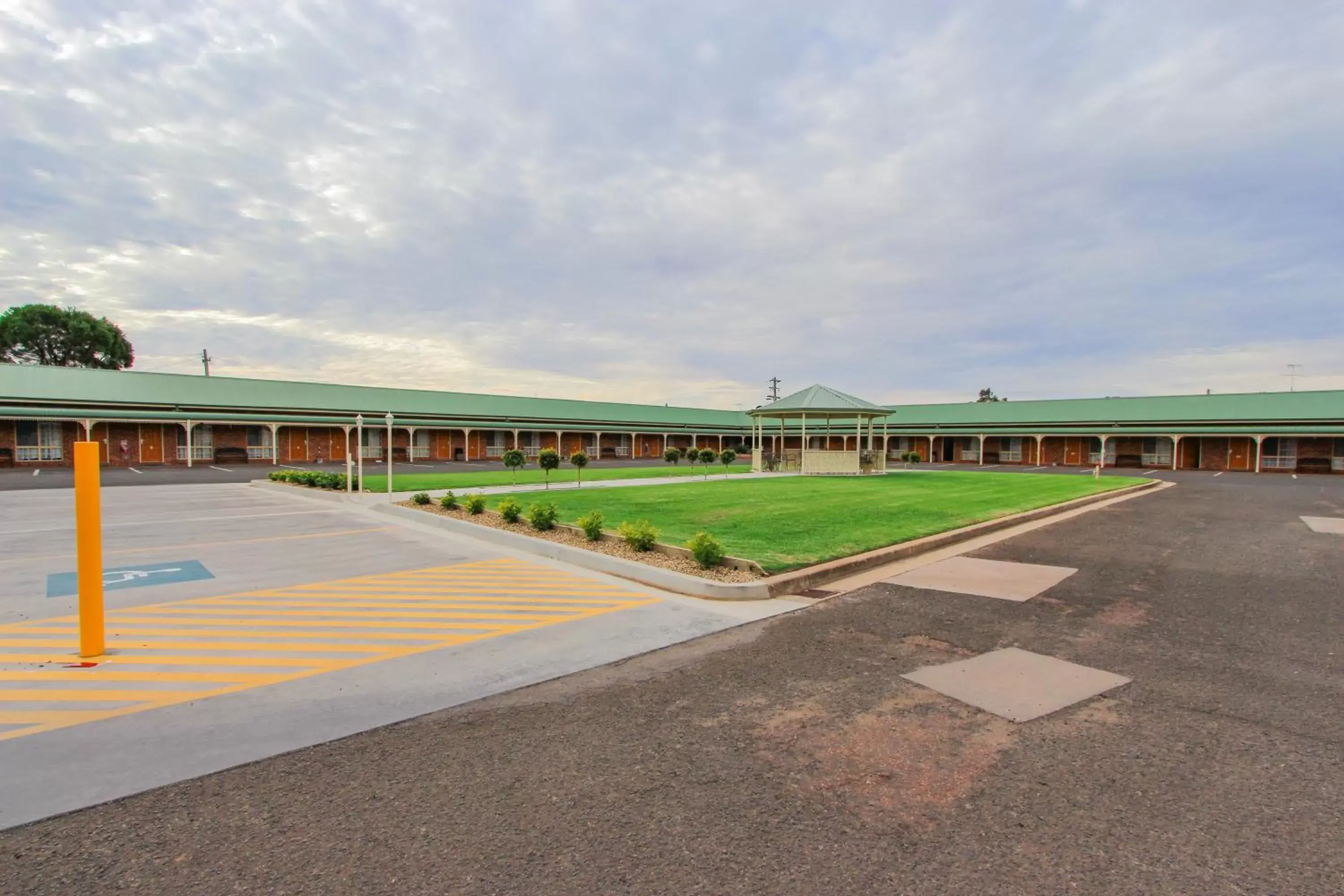 Garden, Swimming Pool in Leeton Heritage Motor Inn