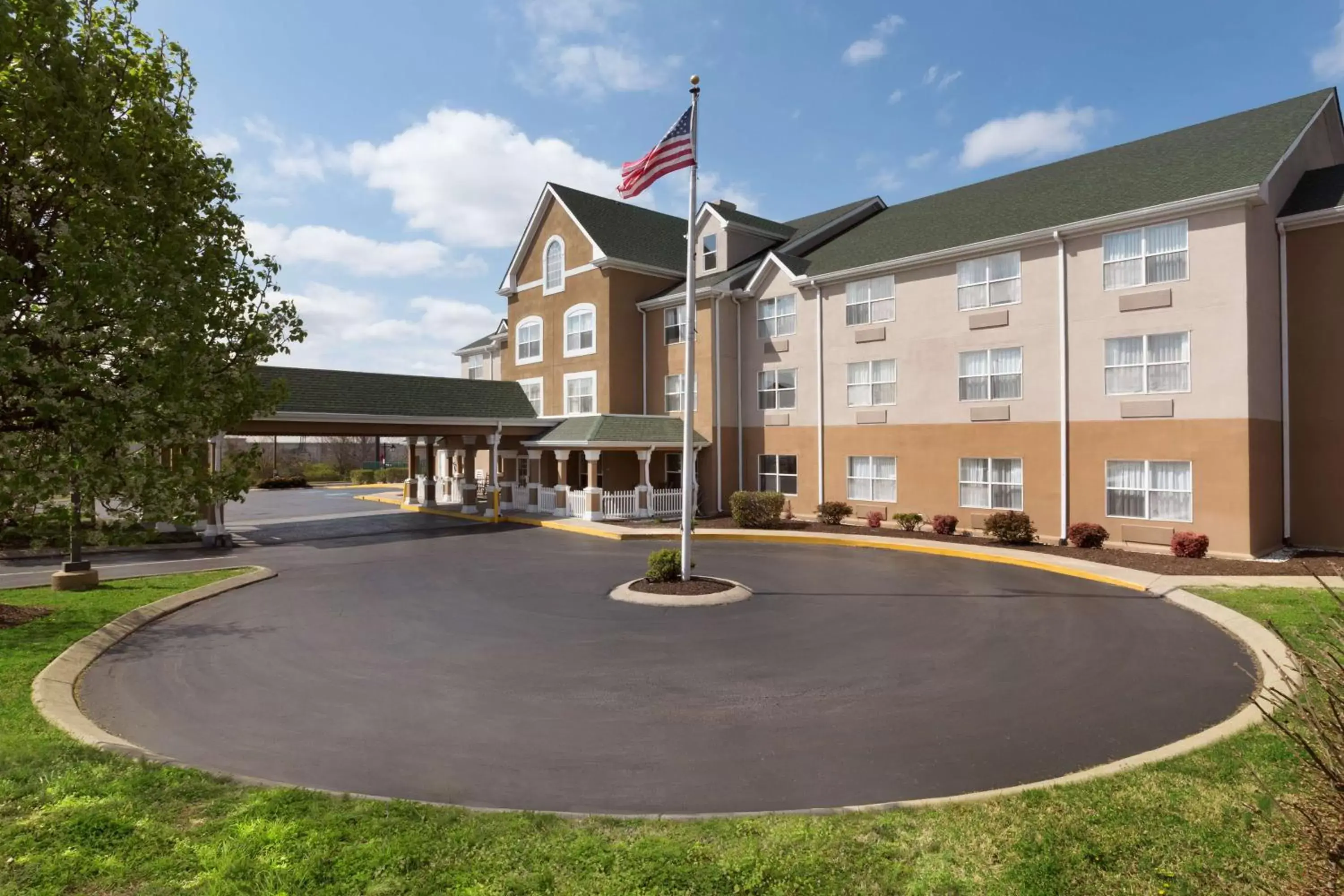 Property Building in Country Inn & Suites by Radisson, Nashville, TN
