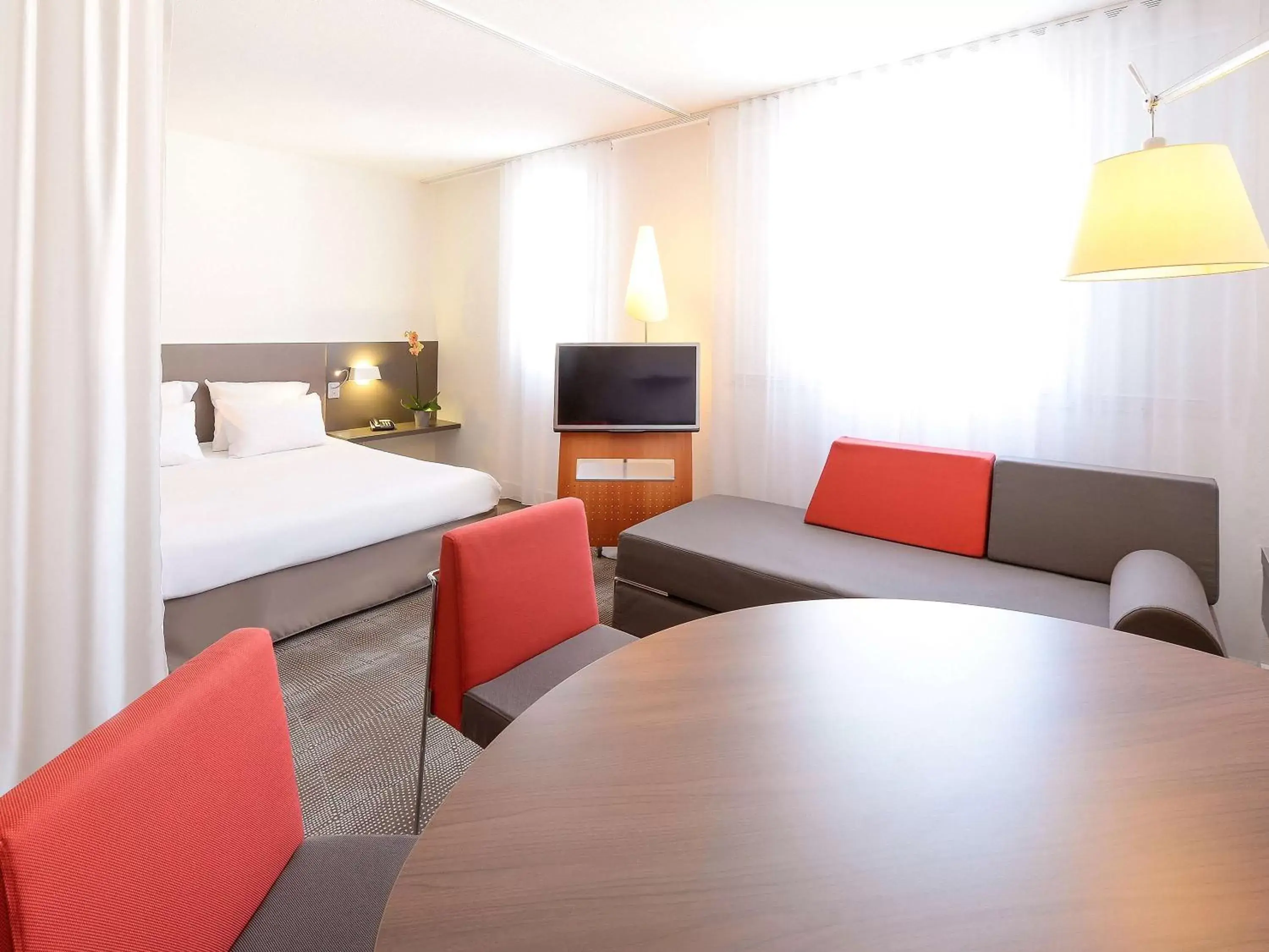 Photo of the whole room, Seating Area in Novotel Suites Clermont Ferrand Polydome