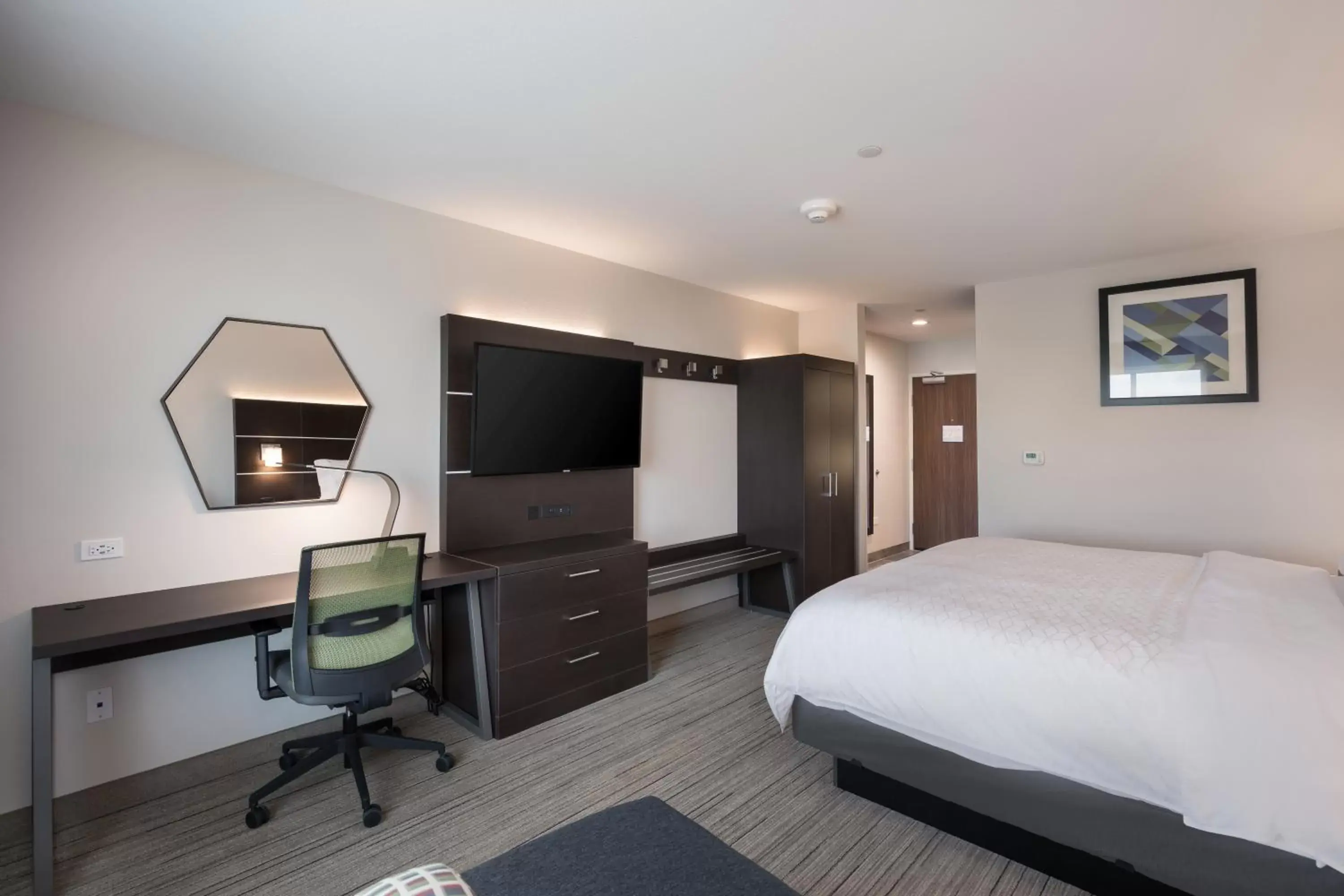 Bedroom, TV/Entertainment Center in Holiday Inn Express & Suites Chicago - Hoffman Estates, an IHG Hotel