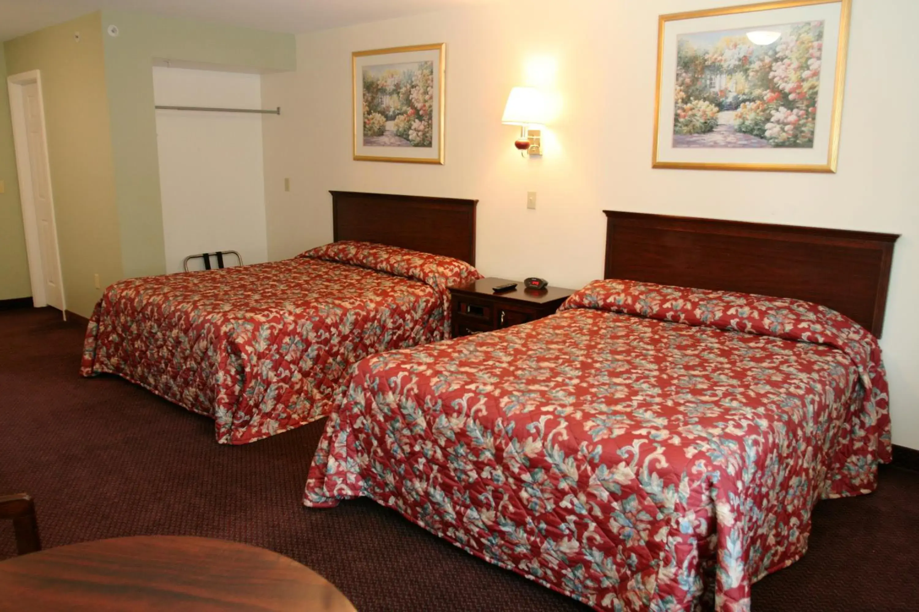 Queen Suite with Sofa Bed in Studio Motel of Lake George
