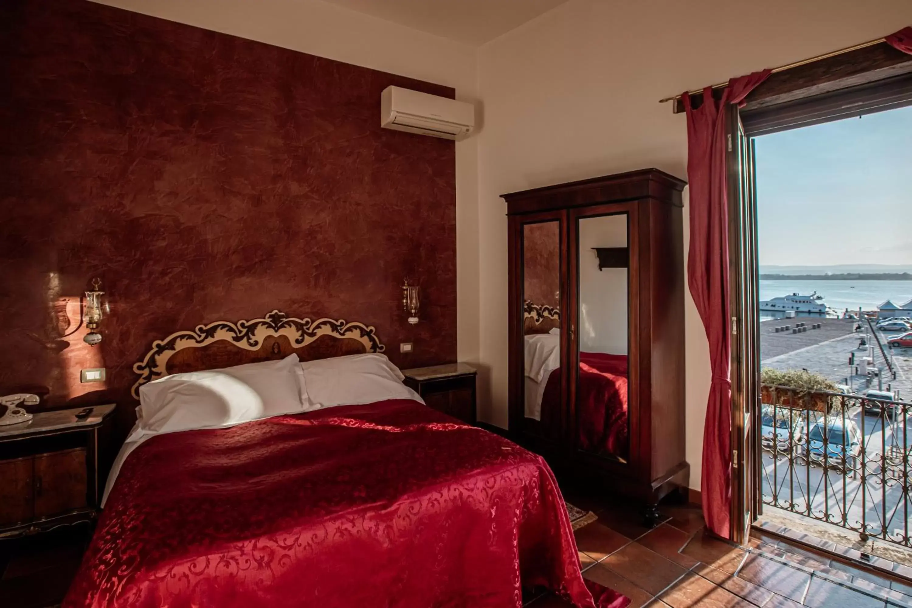 View (from property/room), Bed in Palazzo Giunta - Porta Marina Ortigia