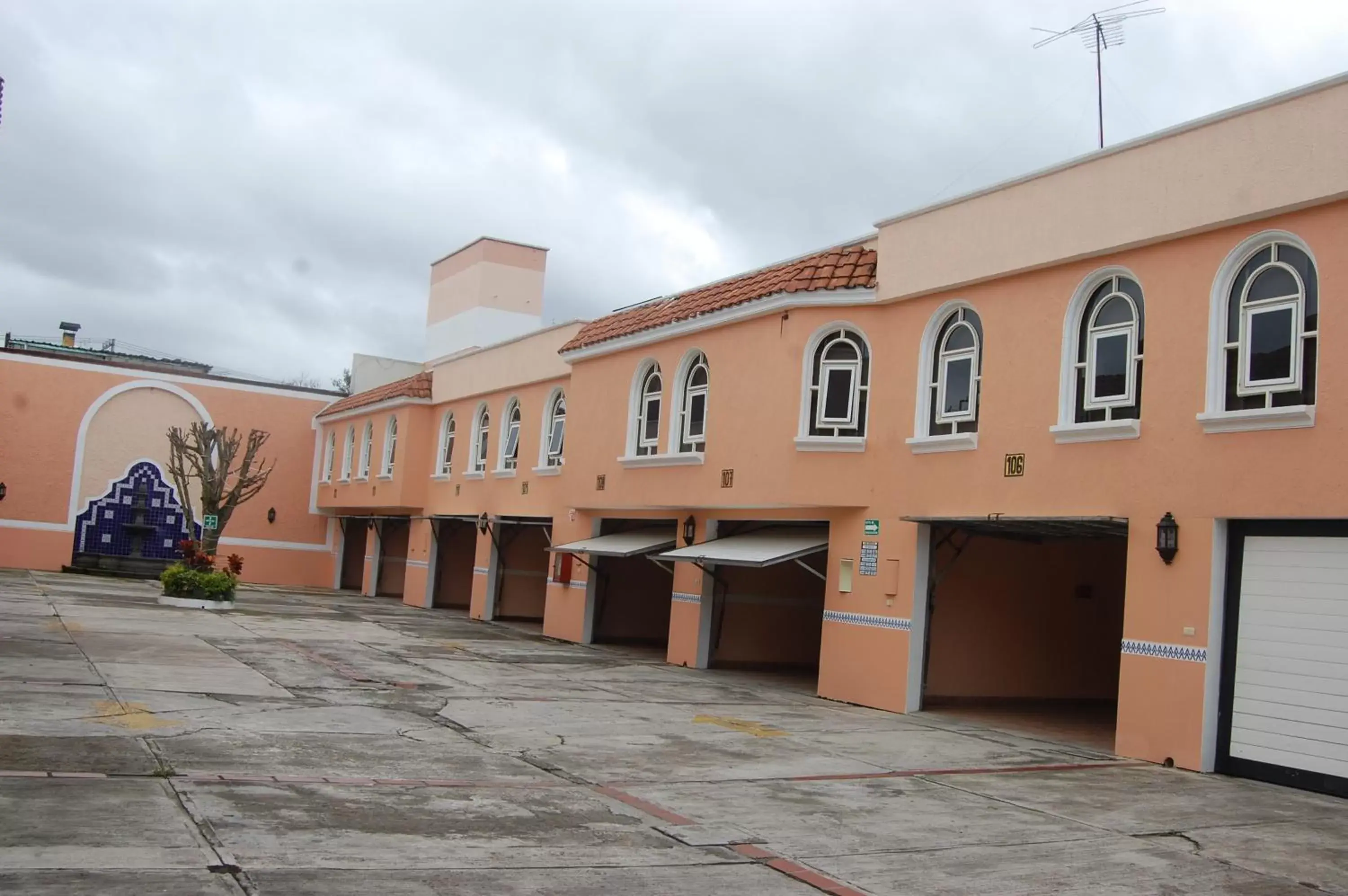 Facade/entrance, Property Building in Hotel Express Alejandría