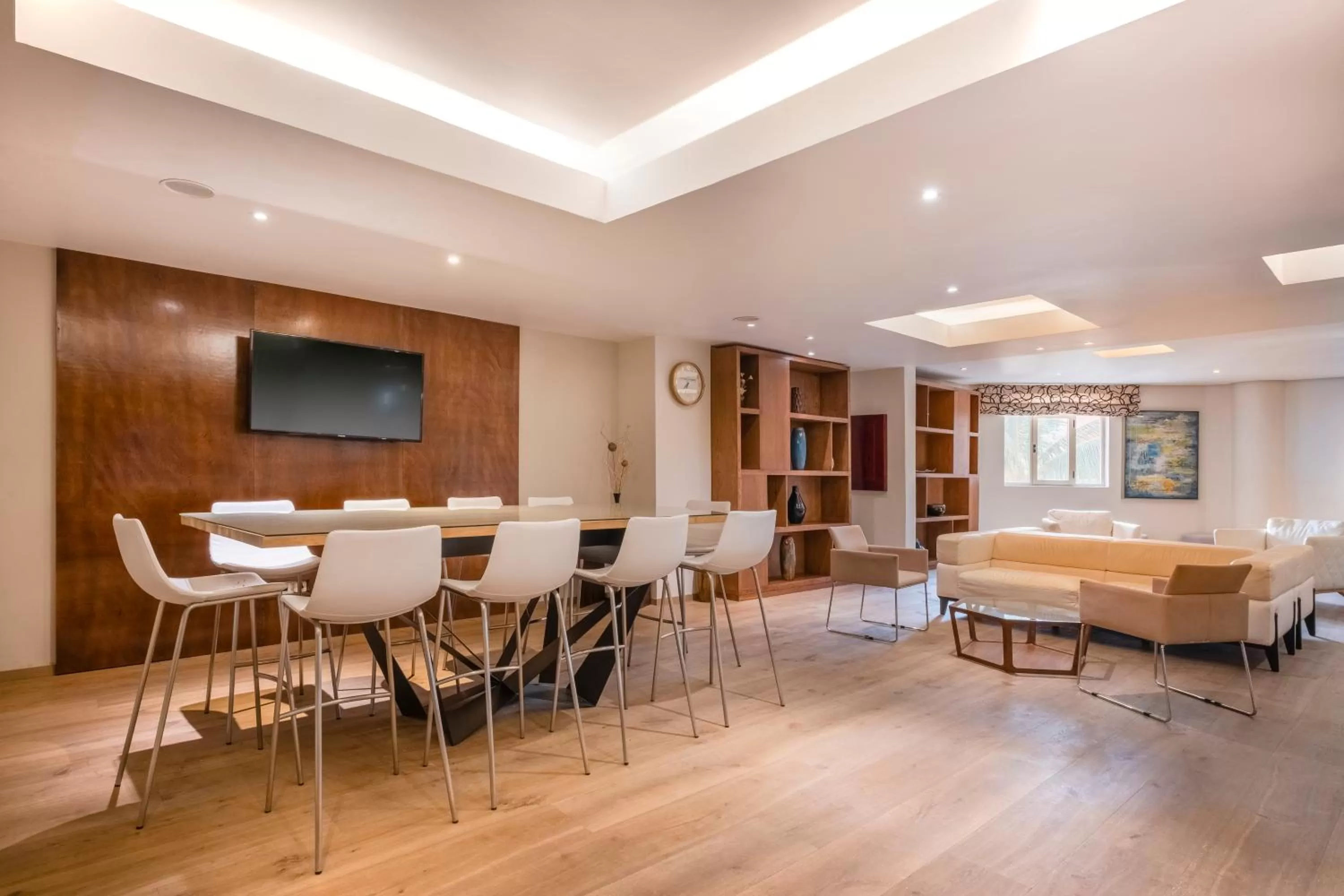 Communal lounge/ TV room in Iberostar Waves Rose Hall Beach - All Inclusive