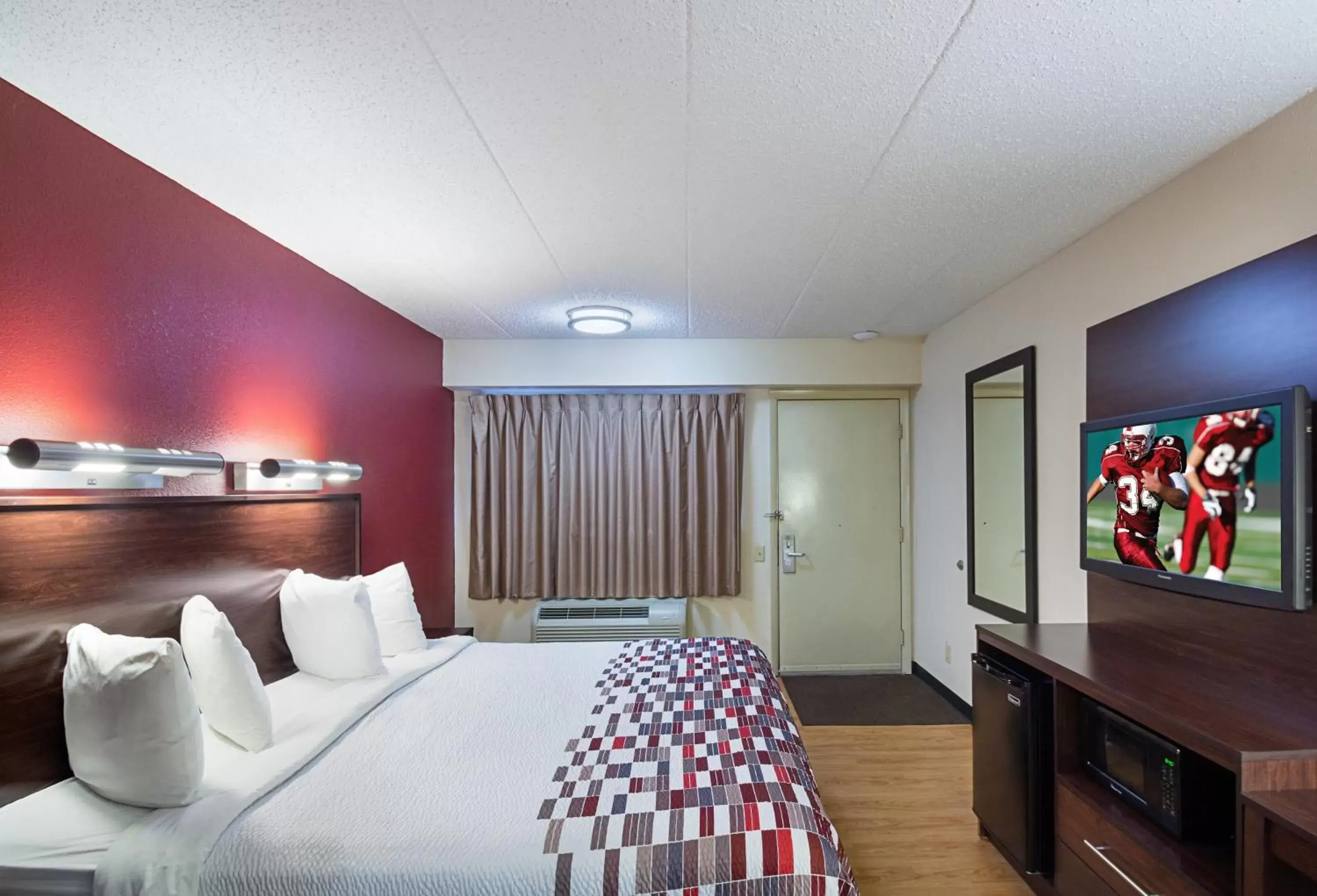 Photo of the whole room, Bed in Red Roof Inn Cincinnati East - Beechmont