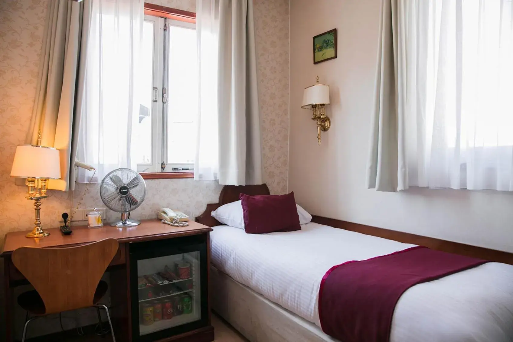 fireplace, Bed in Hotel Atlanta fireplace, Bed in Hotel Atlanta