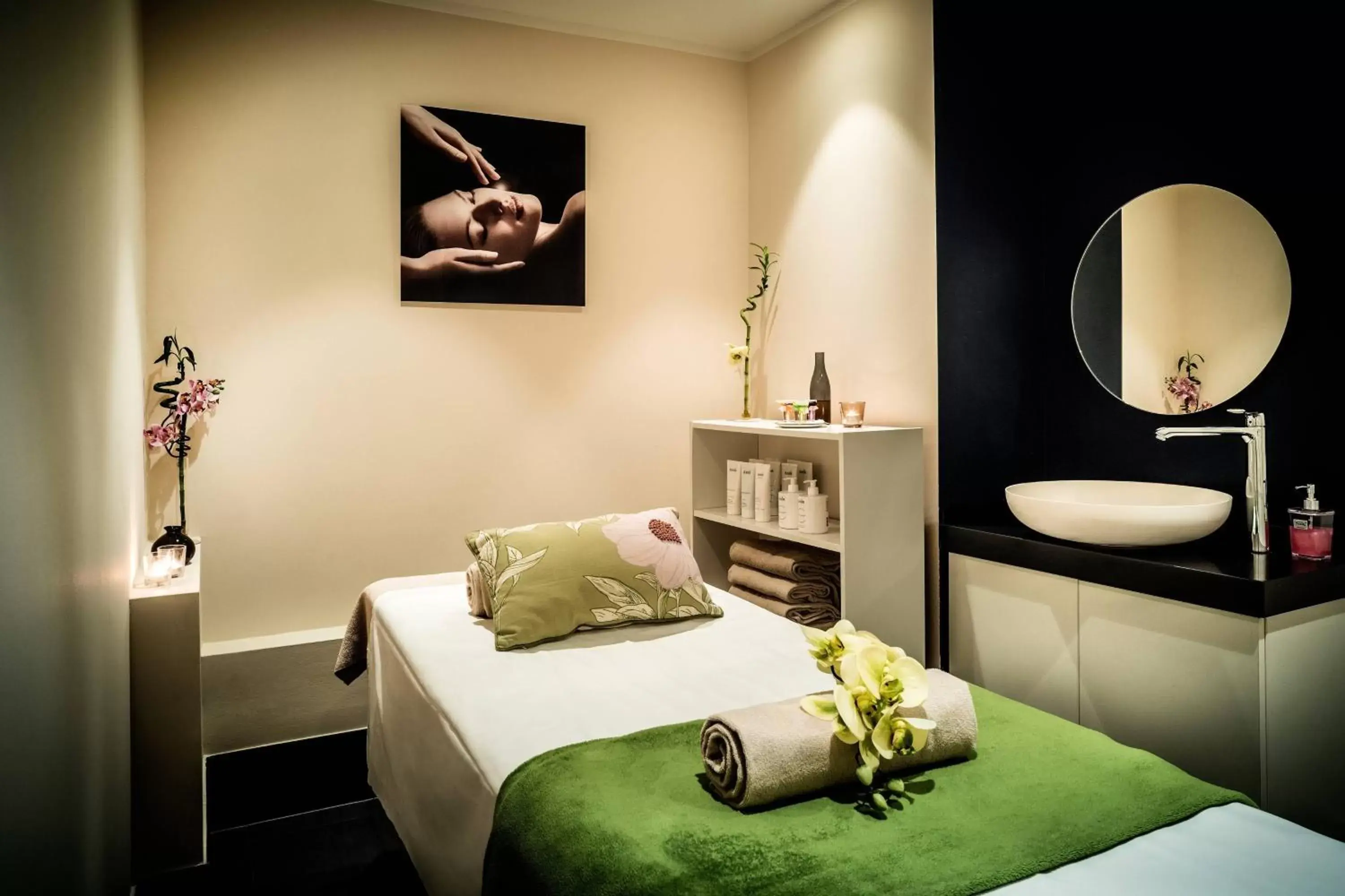 Spa and wellness centre/facilities, Bed in Le Méridien Munich