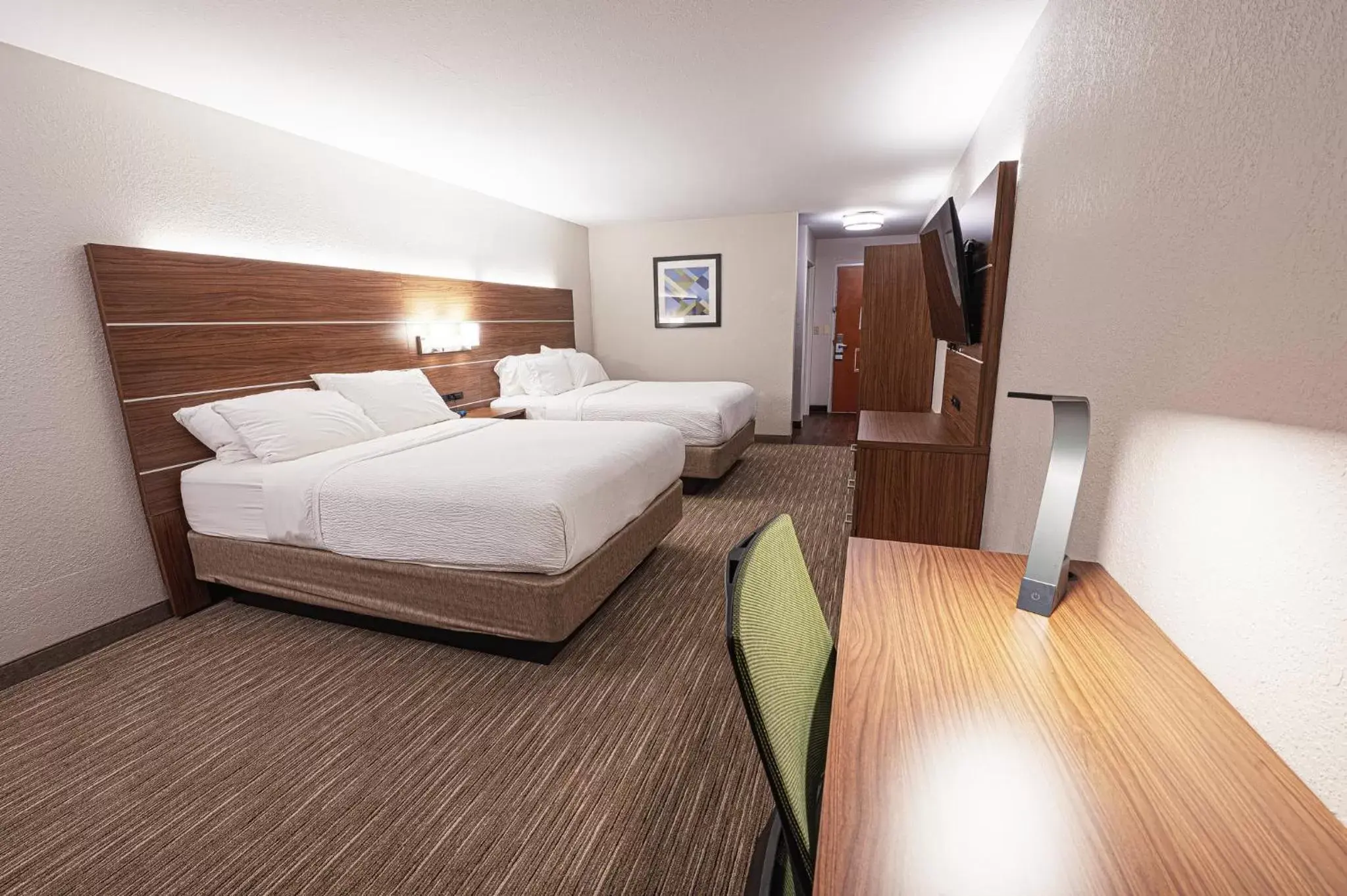 Photo of the whole room, Bed in Holiday Inn Express Hotel & Suites East Lansing, an IHG Hotel