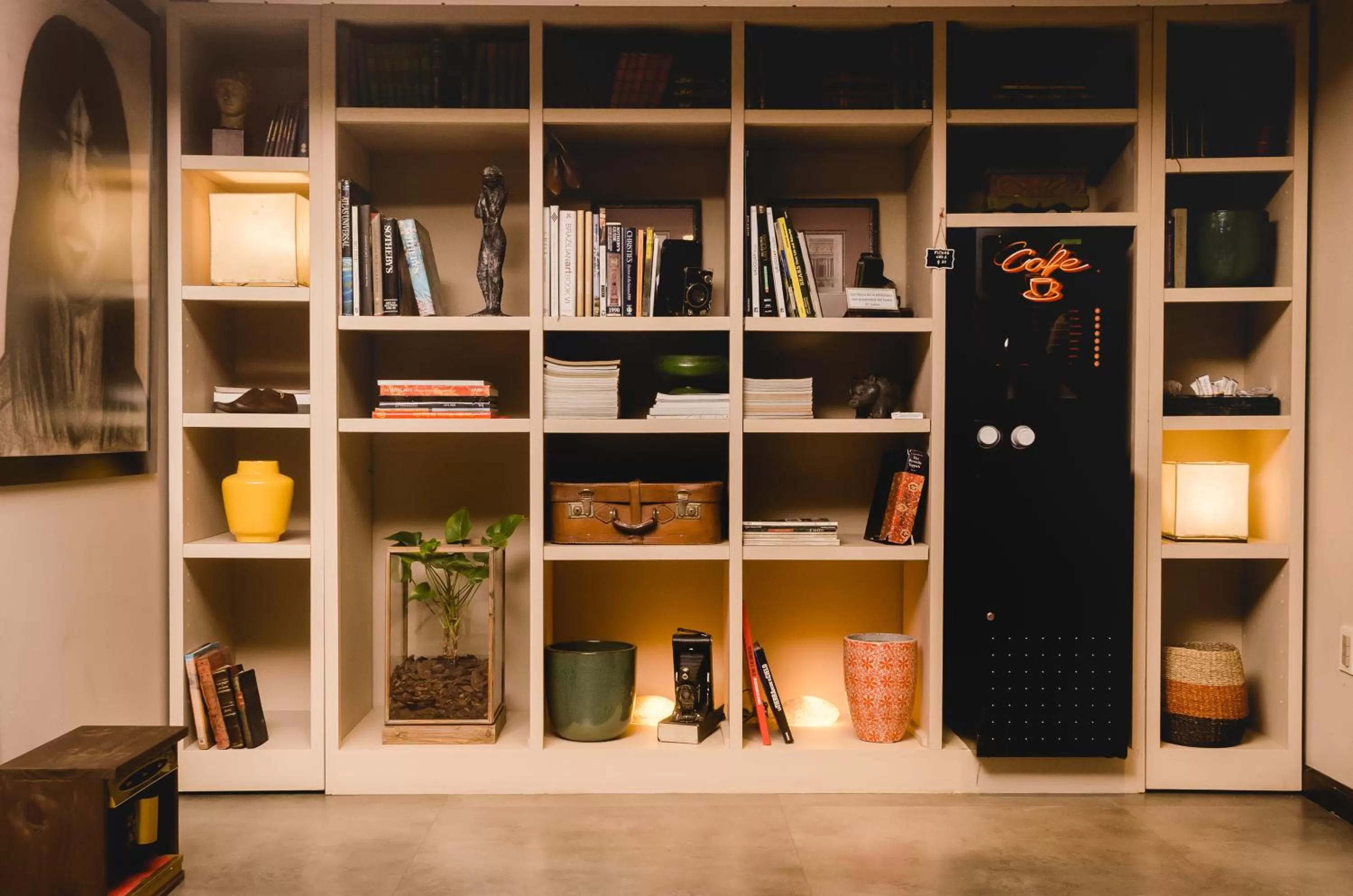 Communal lounge/ TV room in 27 Suites Hotel