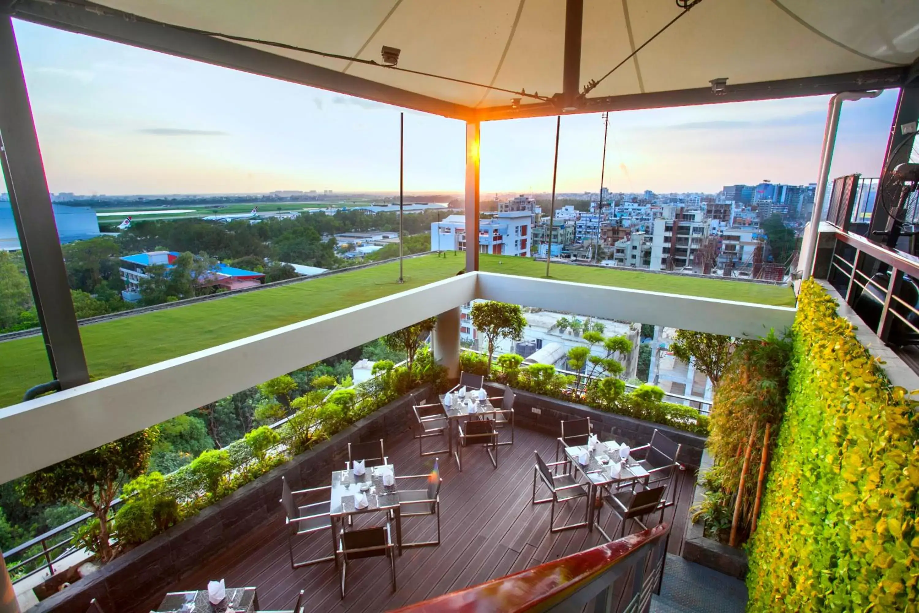 Restaurant/places to eat, Balcony/Terrace in Best Western Plus Maple Leaf