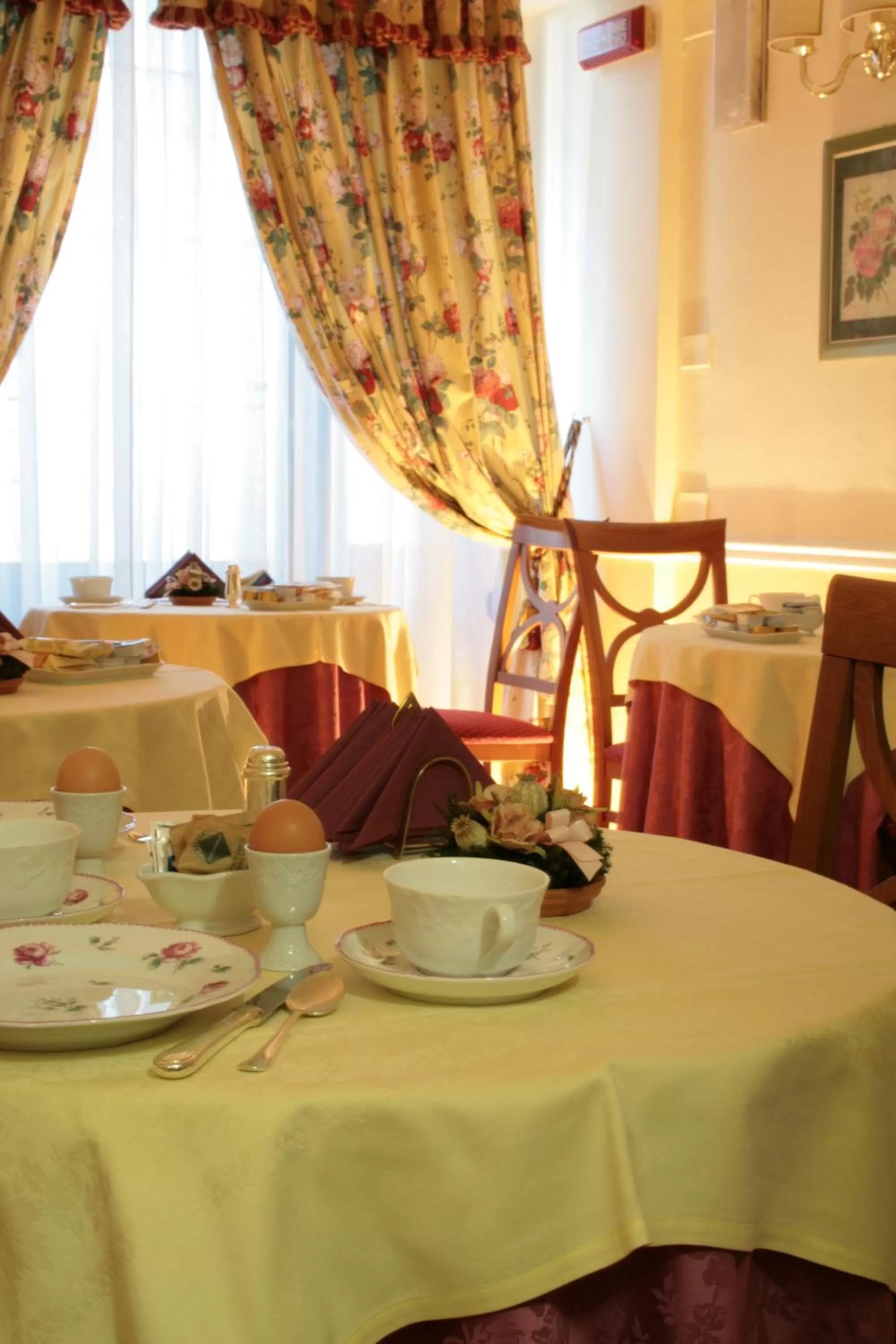 Restaurant/places to eat in Hotel Rosary Garden