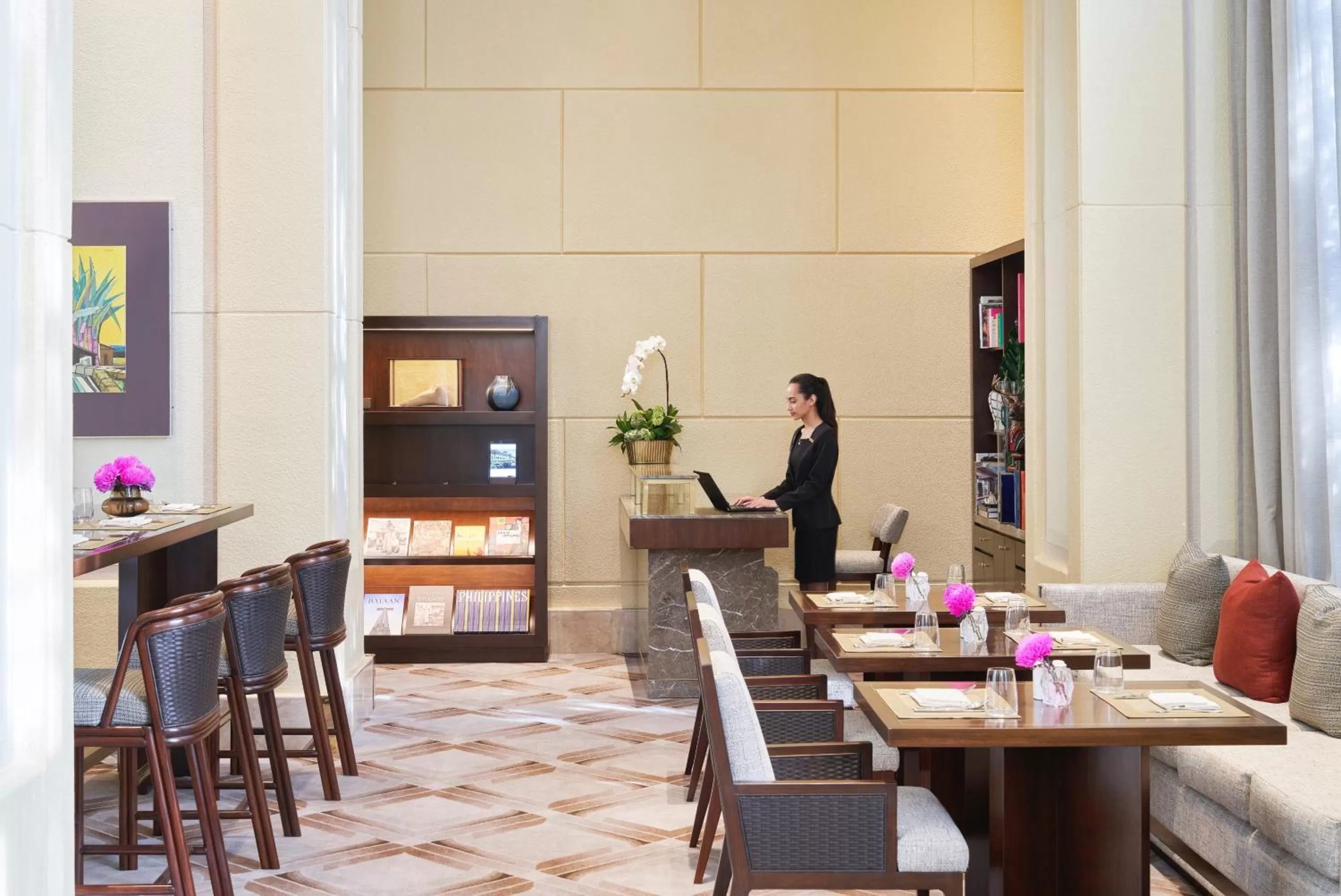 Lounge or bar in The Peninsula Manila