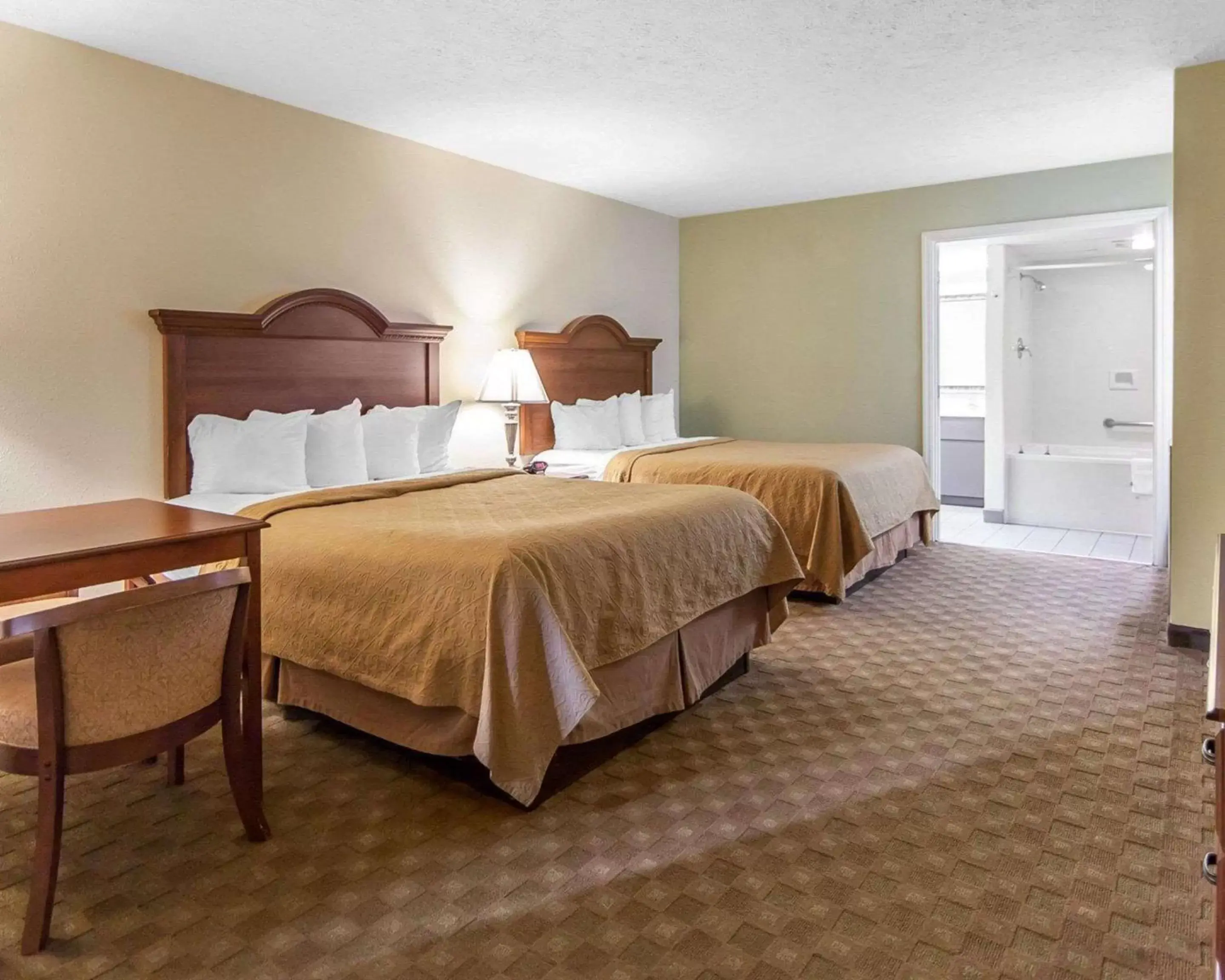 Photo of the whole room, Bed in Quality Inn & Suites at Dollywood Lane