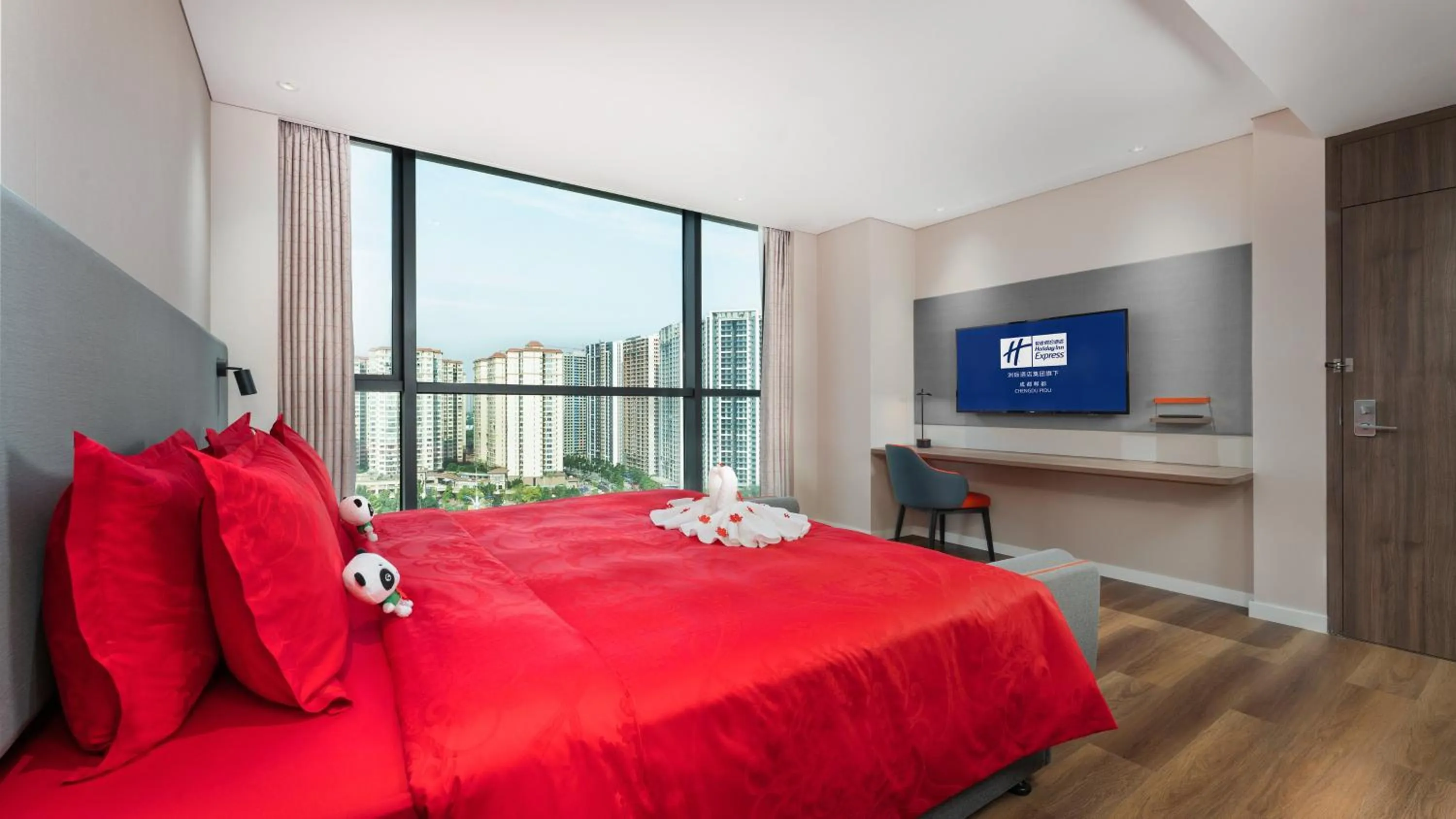 Photo of the whole room, Bed in Holiday Inn Express Chengdu Pidu by IHG