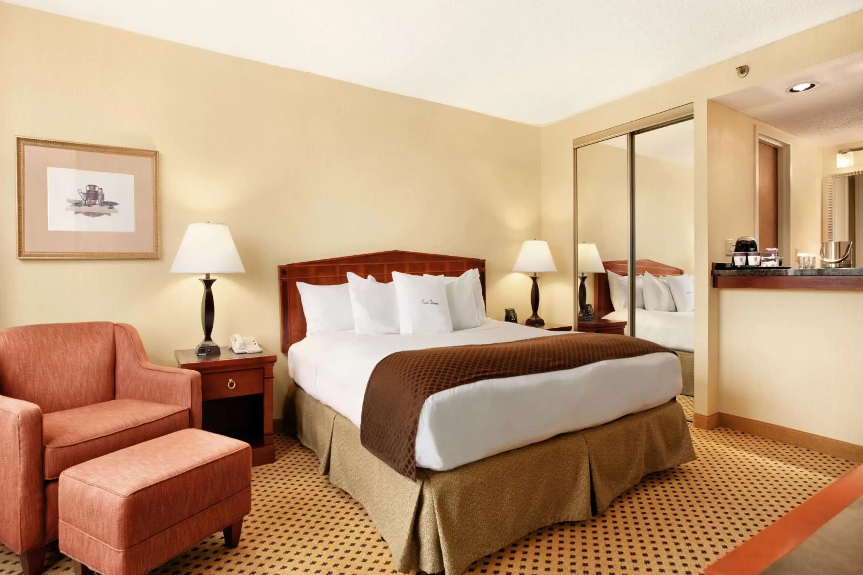 Bed in DoubleTree by Hilton Hotel St. Louis - Chesterfield