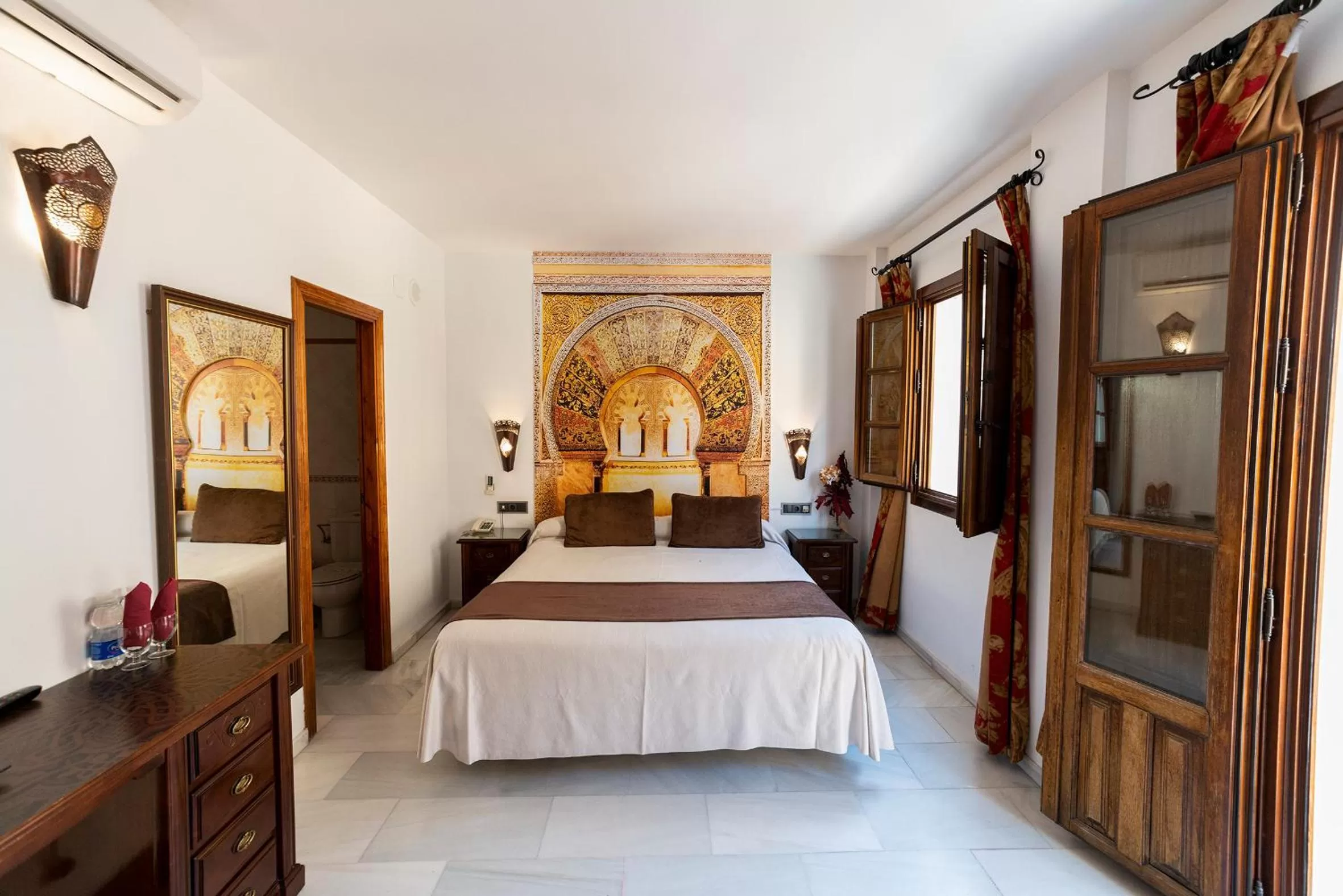 Photo of the whole room, Bed in Hotel Casa Museo de la Mezquita