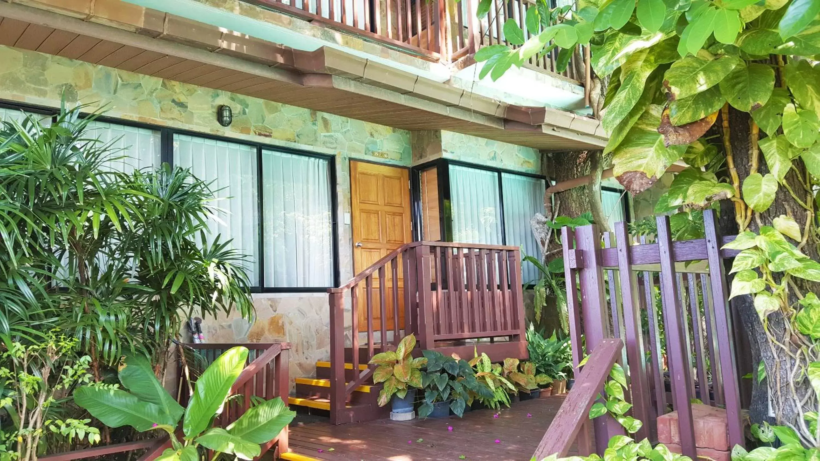 Facade/entrance in Birds and Bees Resort Facade/entrance in Birds and Bees Resort