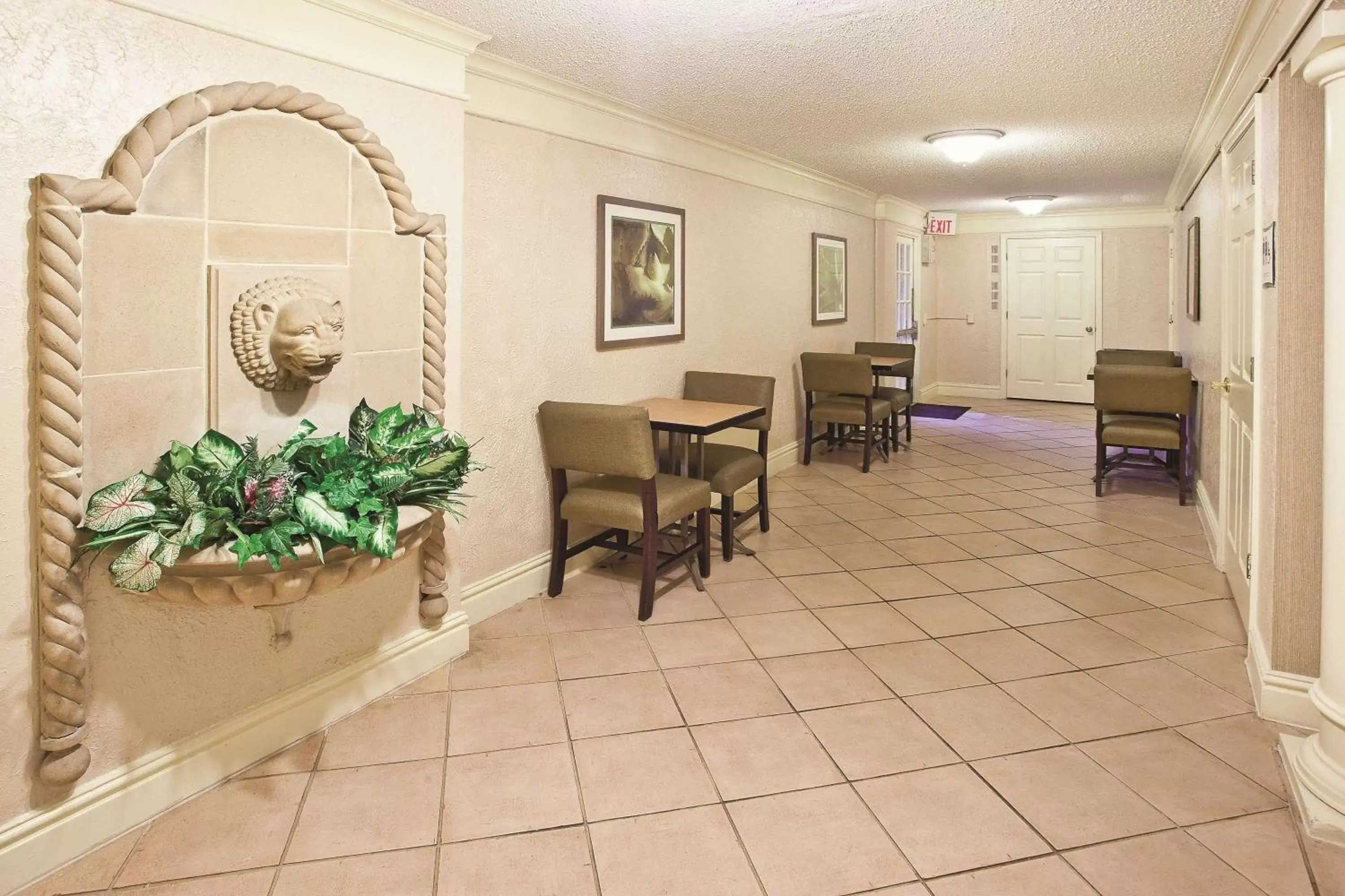 Lobby or reception in Howard Johnson by Wyndham Columbus Fort Benning