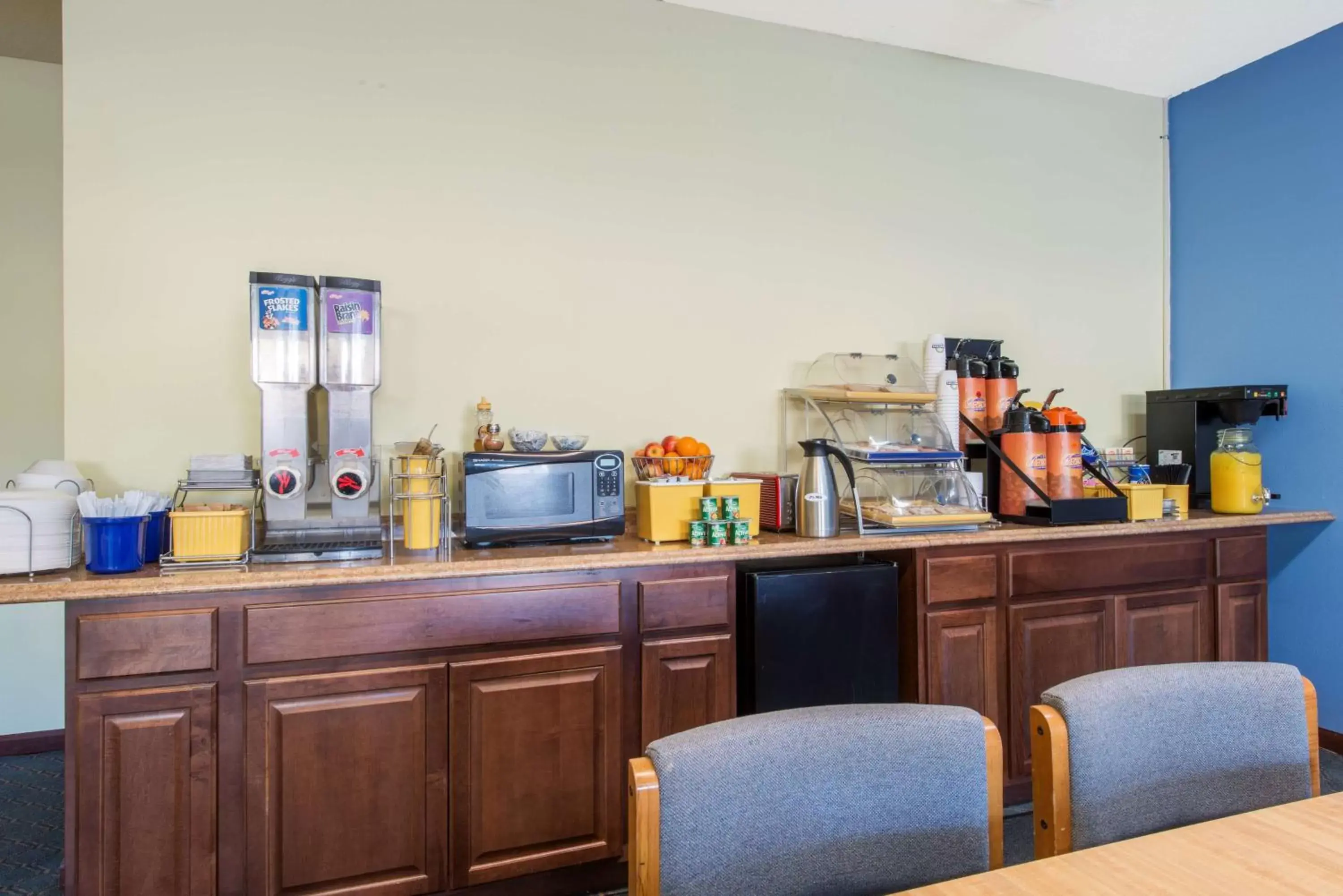 Deluxe Double Room with Two Double Beds - Non-Smoking in Days Inn by Wyndham Frankfort Deluxe Double Room with Two Double Beds - Non-Smoking in Days Inn by Wyndham Frankfort