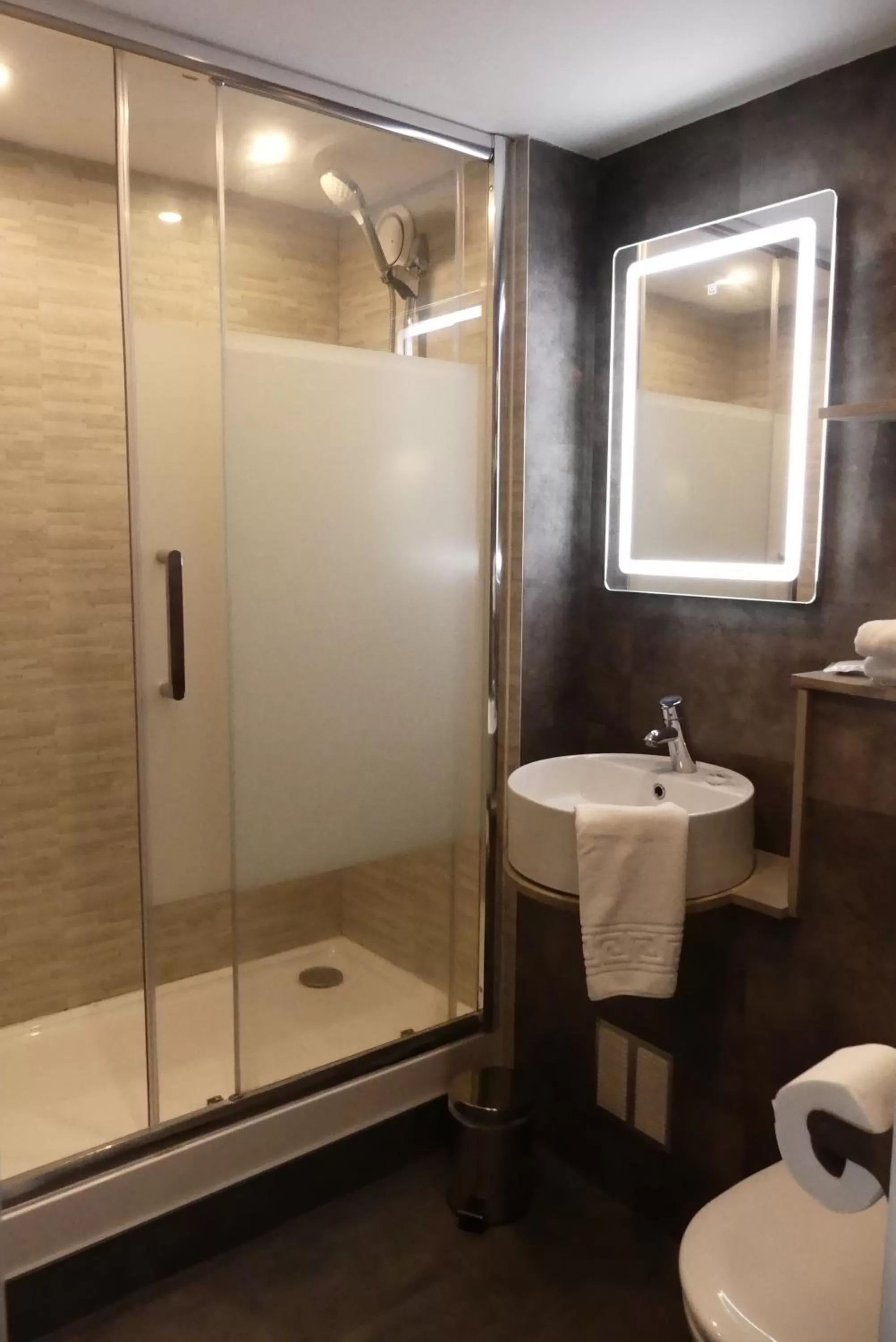 Shower in Contact Hôtel Le Provençal Bordeaux Lac