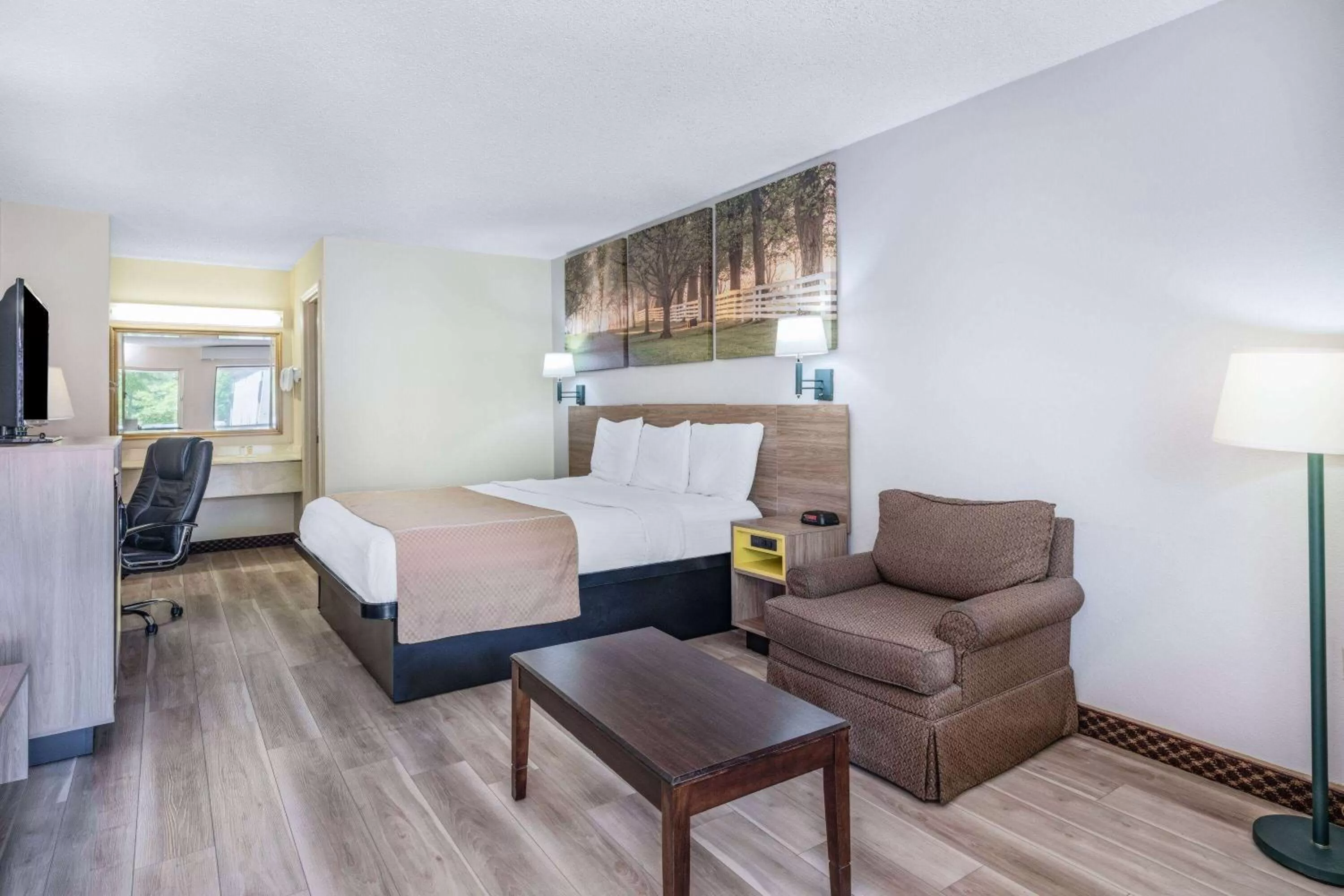 Photo of the whole room, Bed in Days Inn by Wyndham Macon I-475