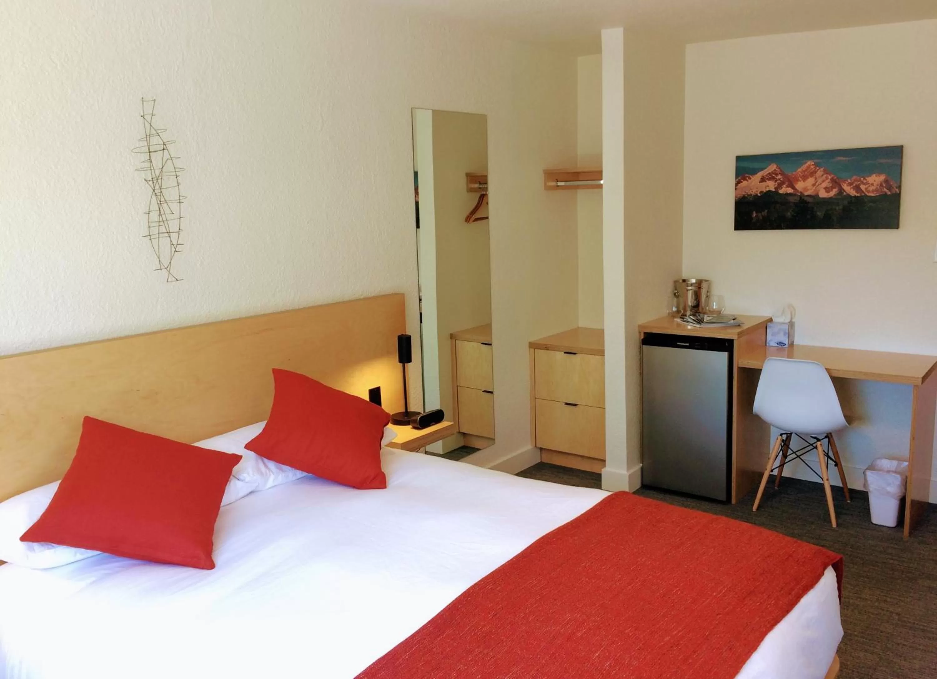 2 Room  Queen Suite - Non-Smoking in Heliotrope Hotel