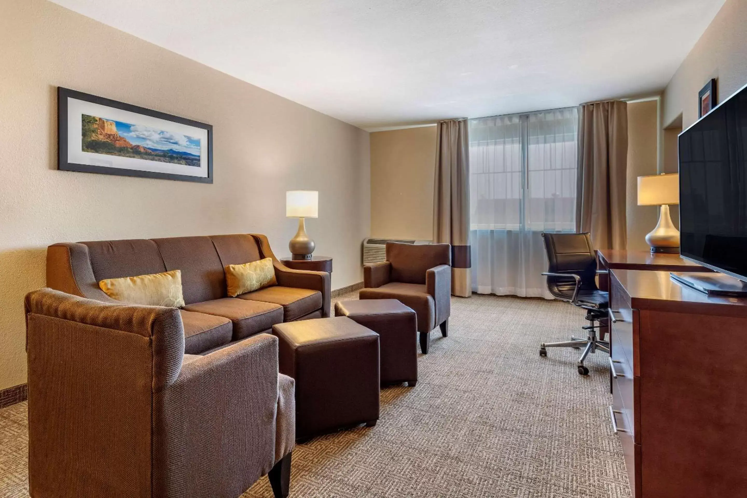 Photo of the whole room, Seating Area in Comfort Inn City of Natural Lakes