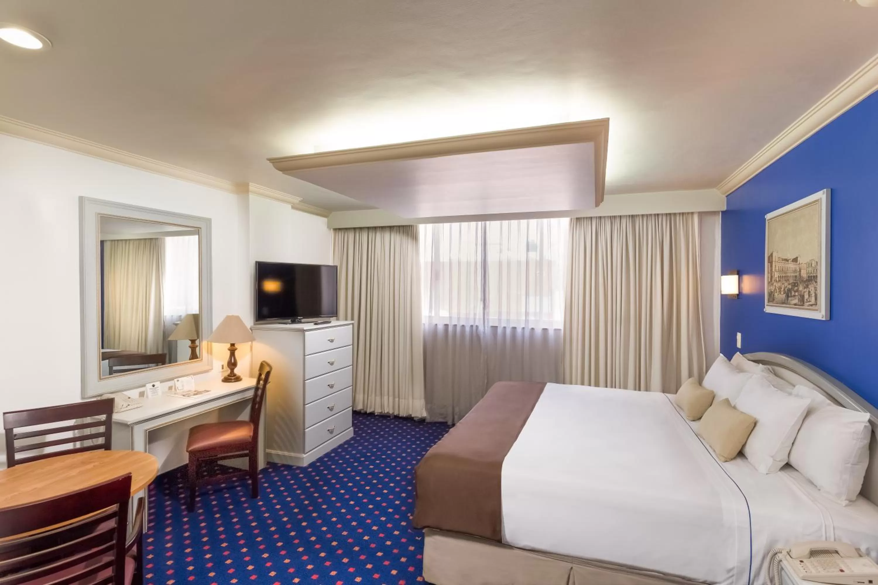 Shower, Bed in Hotel Estoril