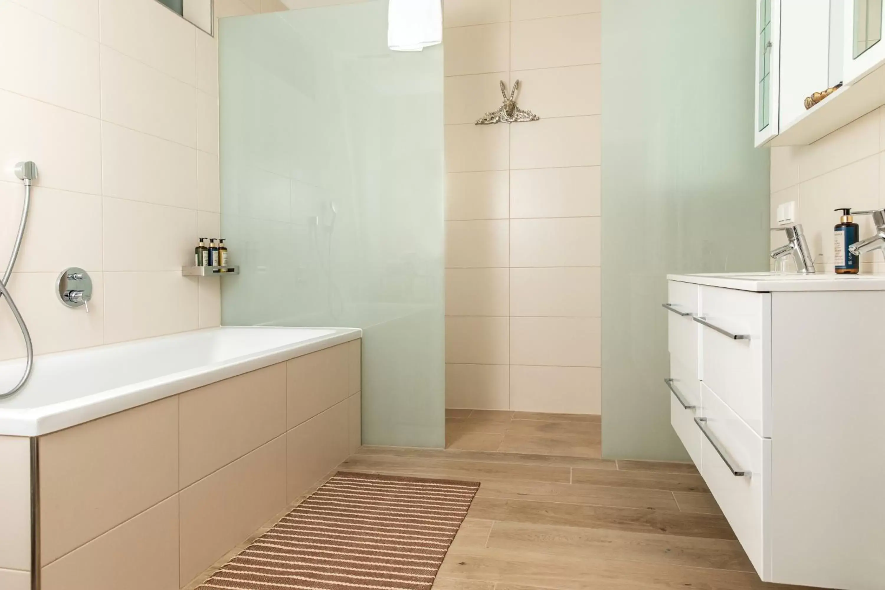 Shower, Bathroom in Hotel Sandwirth