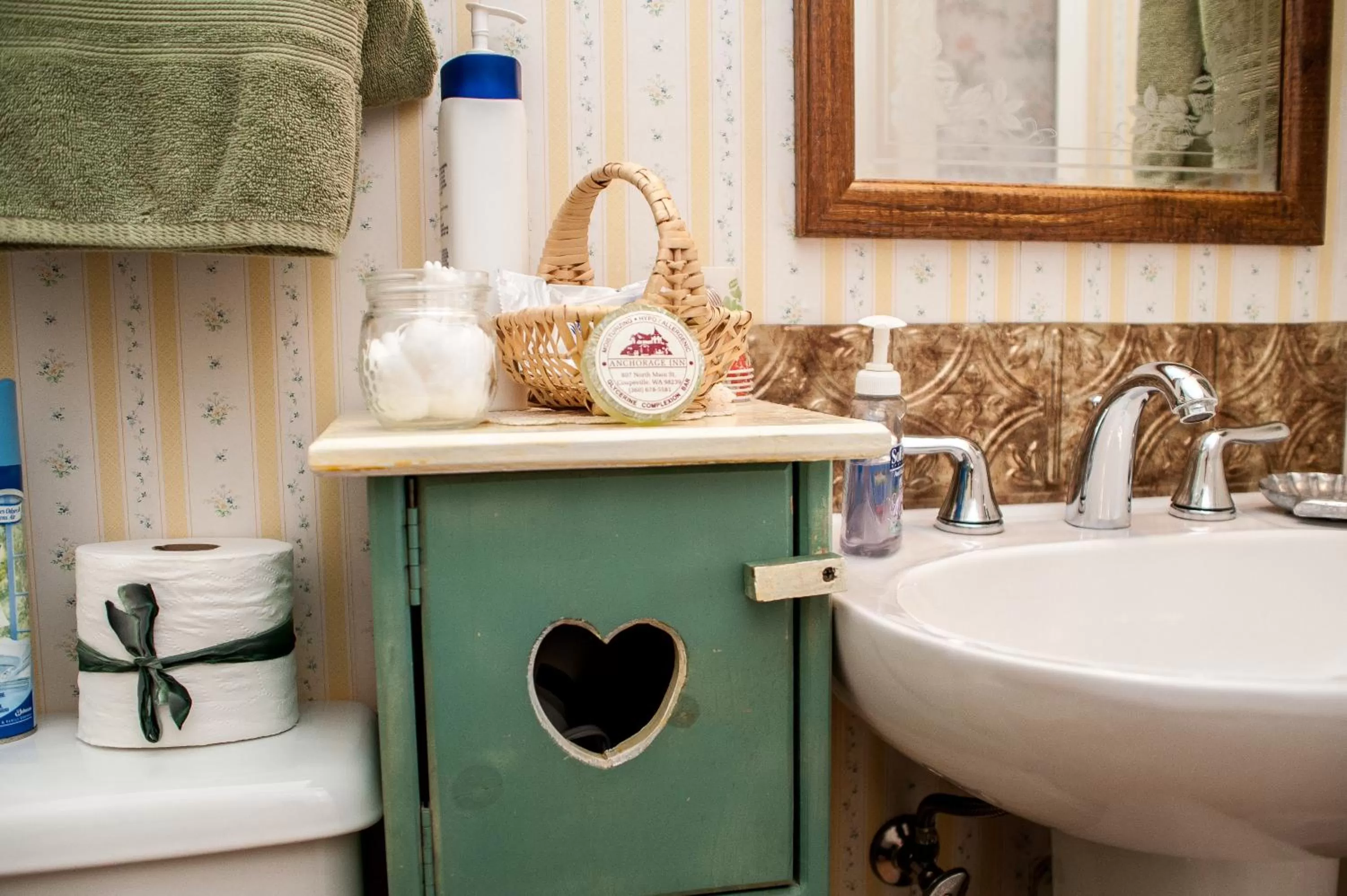 Bathroom in Anchorage Inn B&B