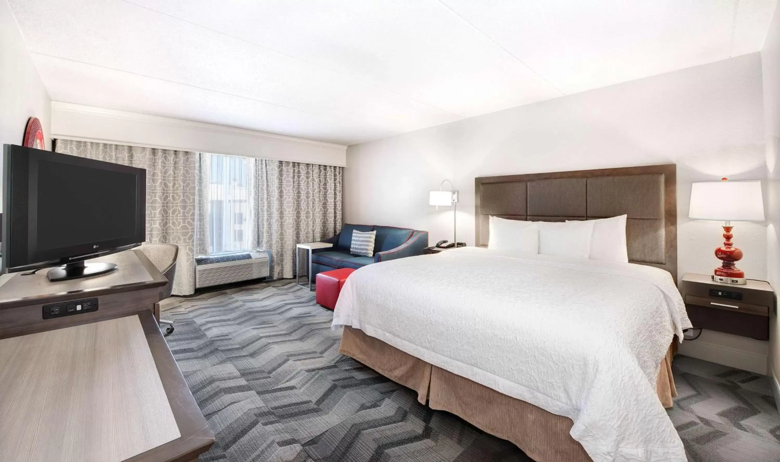 Bedroom, Bed in Hampton Inn & Suites Atlanta-Galleria