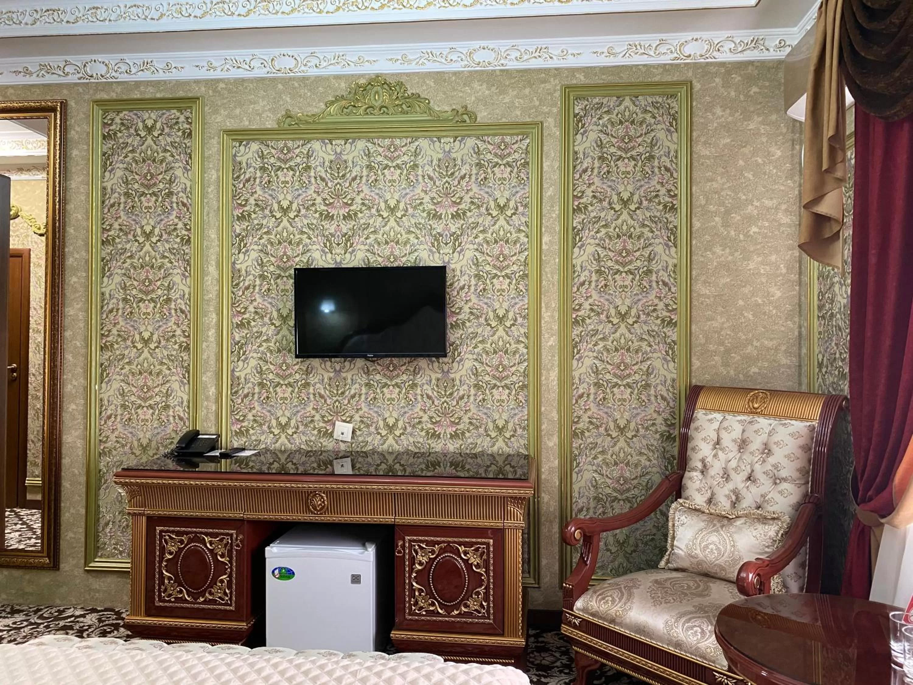 Communal lounge/ TV room, TV/Entertainment Center in Lion Hotel