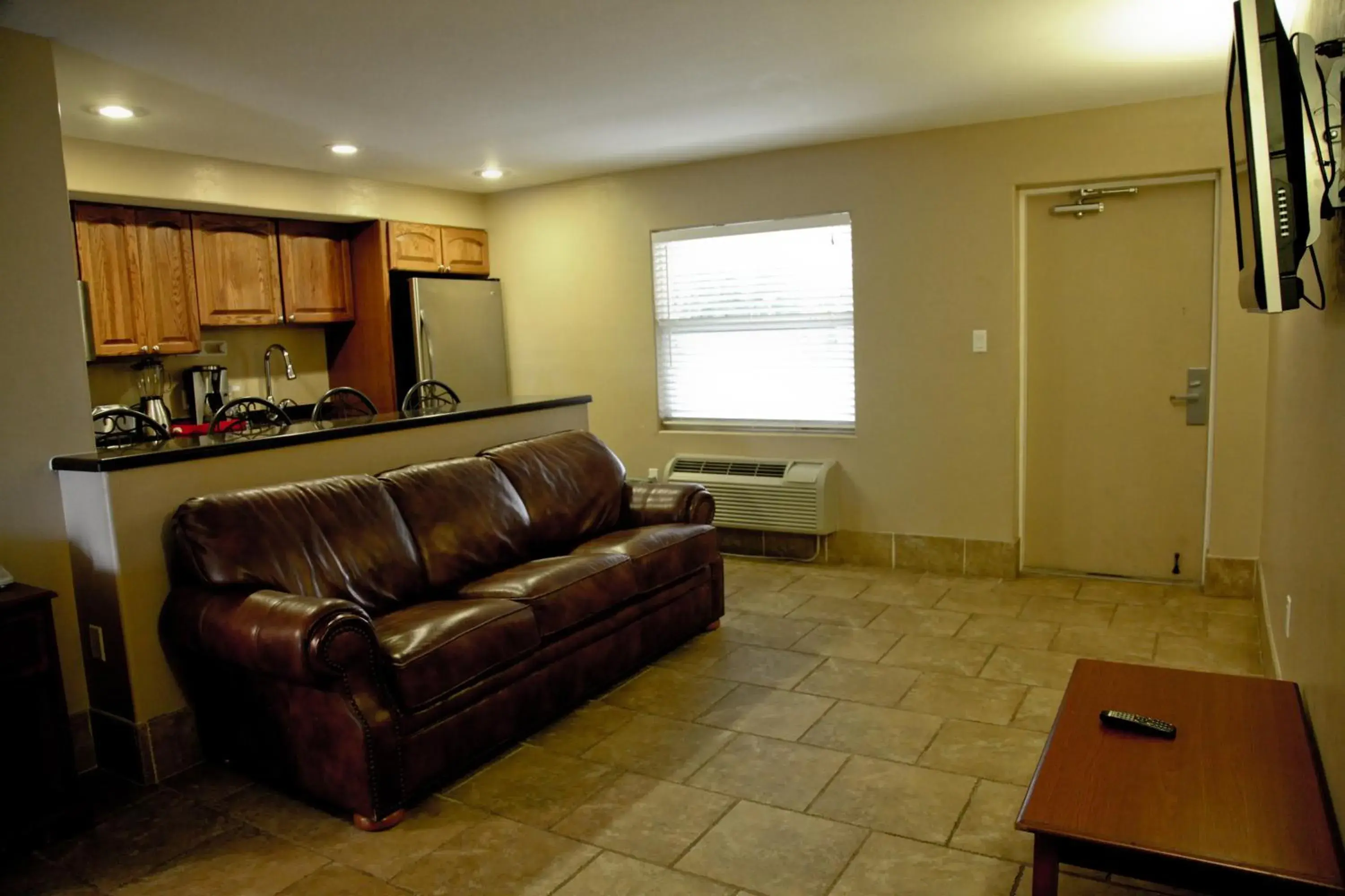 Kitchen or kitchenette, Seating Area in Lake Grassy Inn & Suites