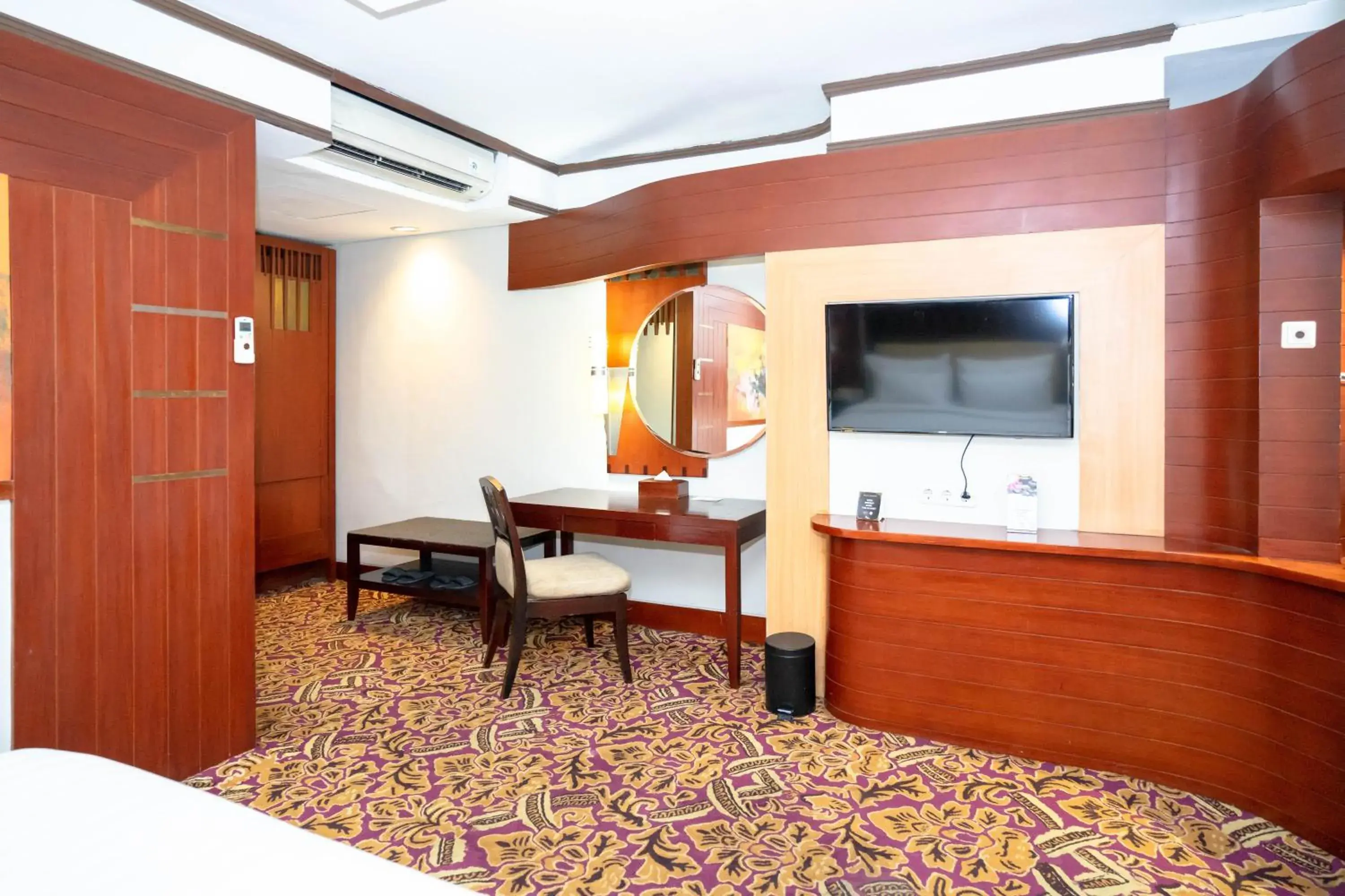 oven, TV/Entertainment Center in Hotel Bidakara Grand Savoy Homann Bandung