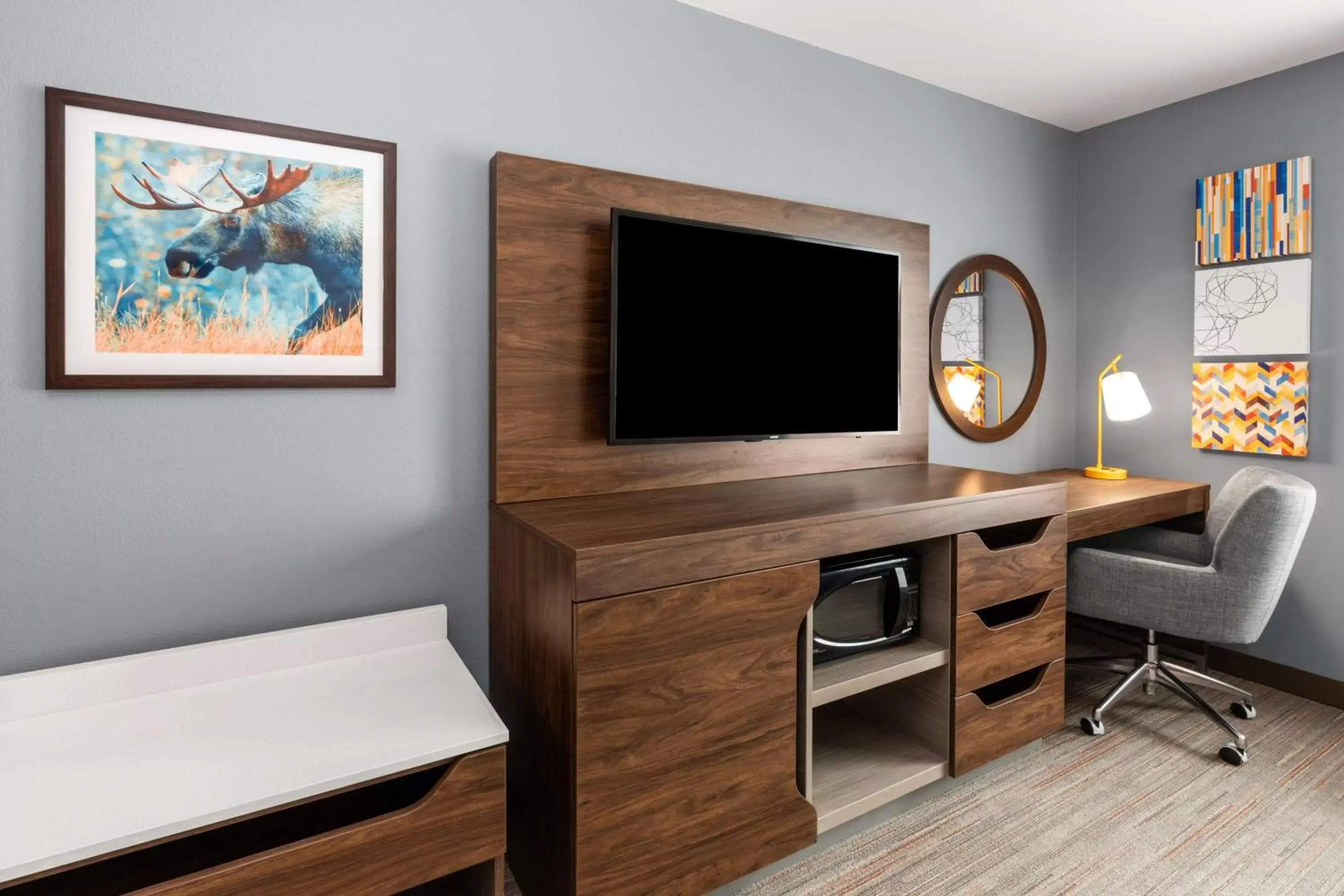 Bedroom, TV/Entertainment Center in Hampton Inn & Suites Fairbanks