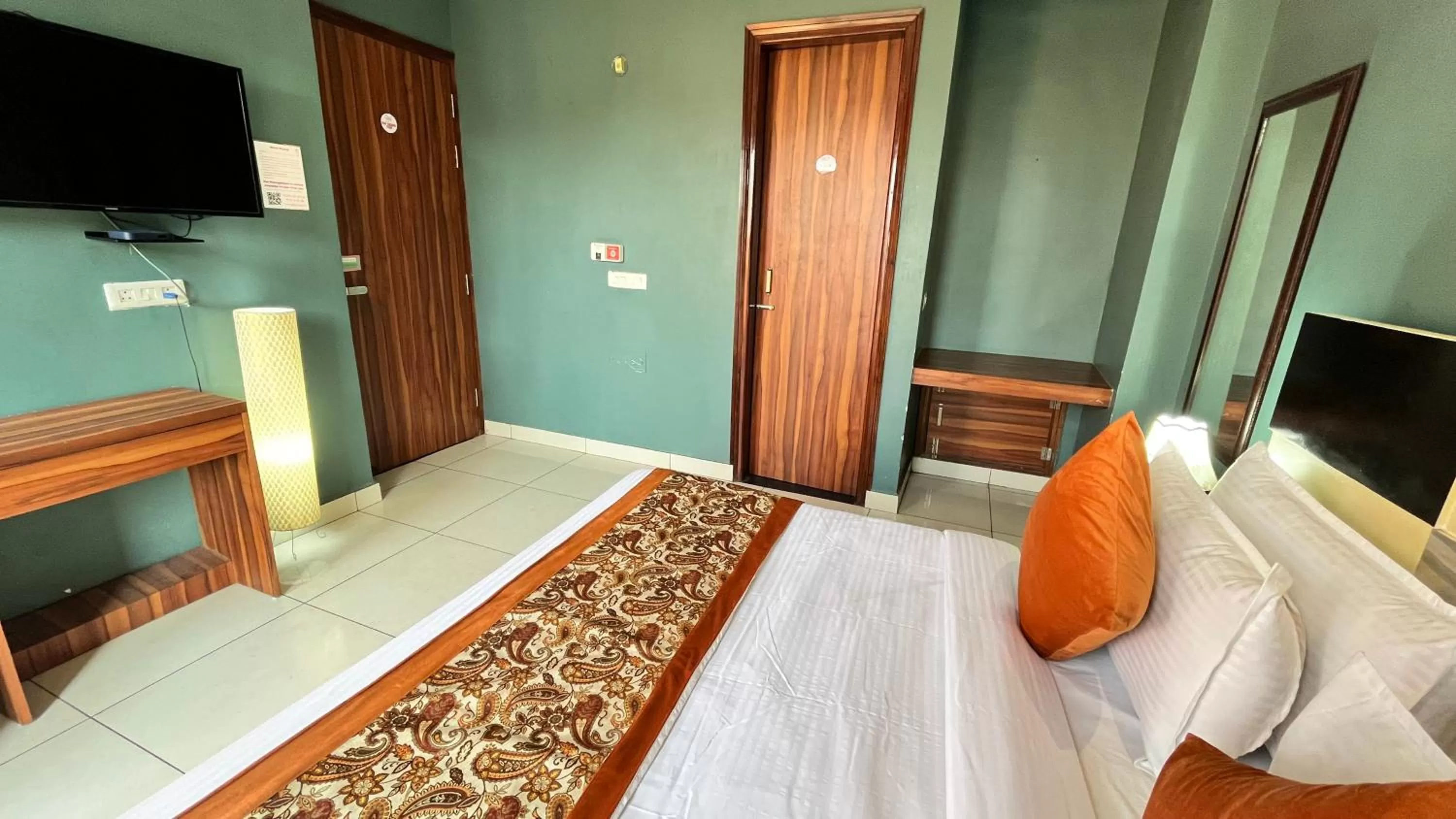 Communal lounge/ TV room, Bed in Qotel Hotel Church House Rohini Sector 15